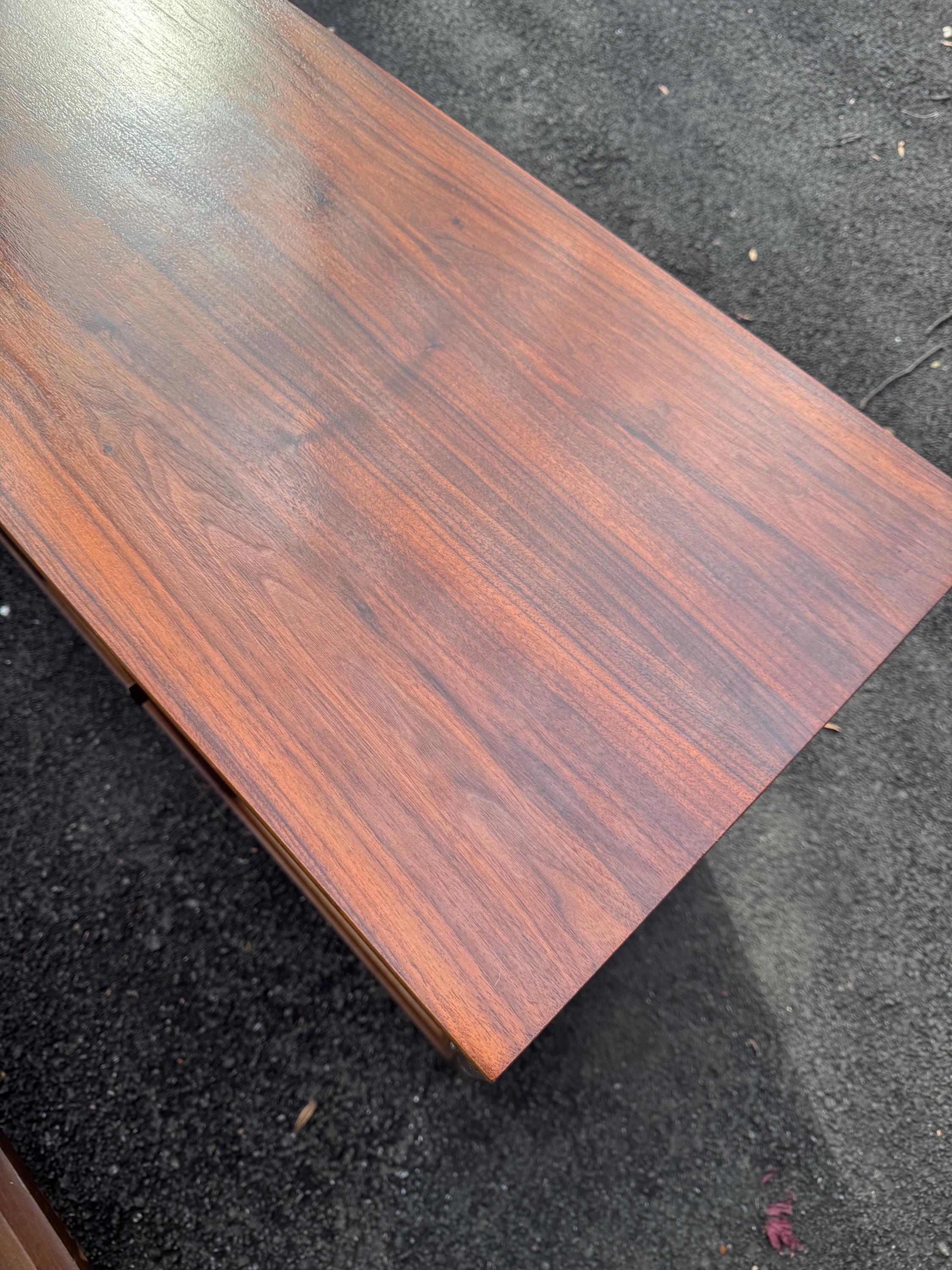 Credenza scultorea in noce di metà secolo con porte decorative in vendita 4