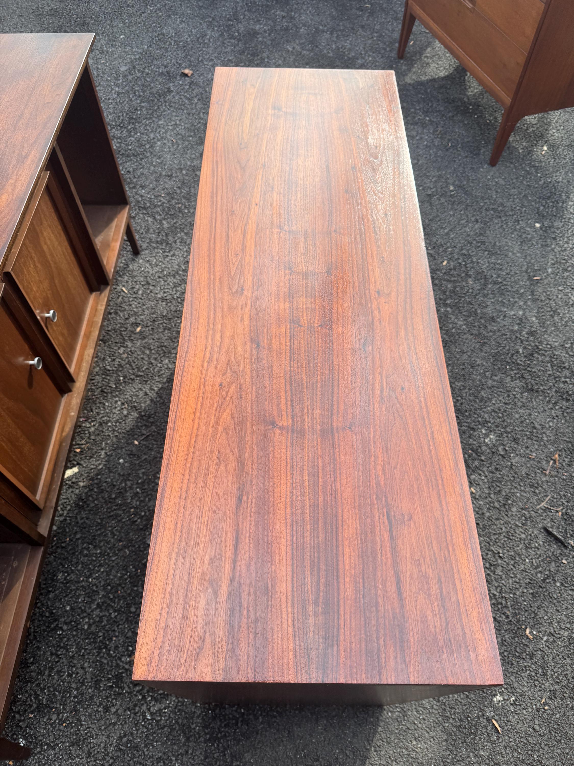 Credenza scultorea in noce di metà secolo con porte decorative in vendita 5