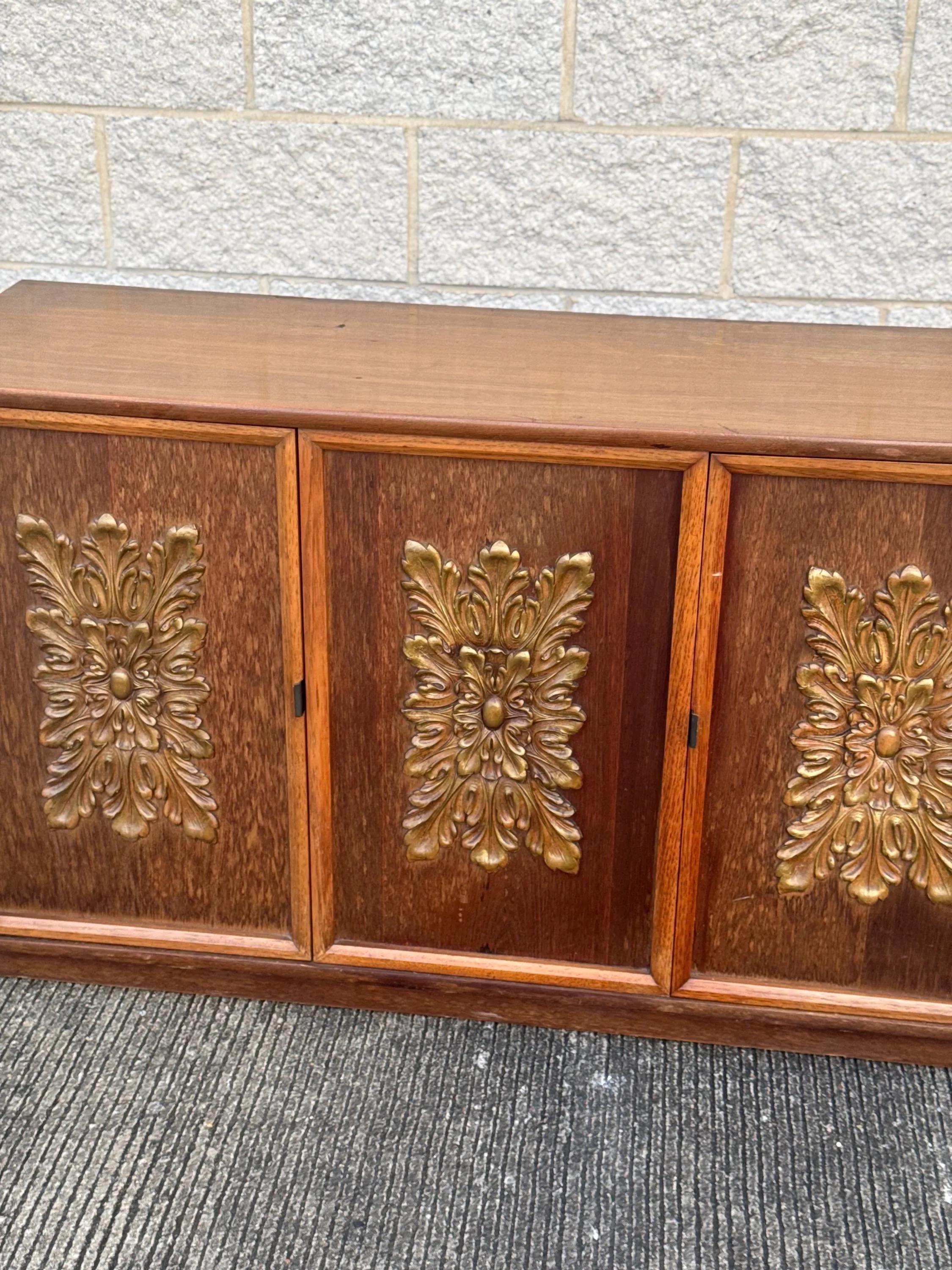 Mid-Century moderno Credenza scultorea in noce di metà secolo con porte decorative in vendita