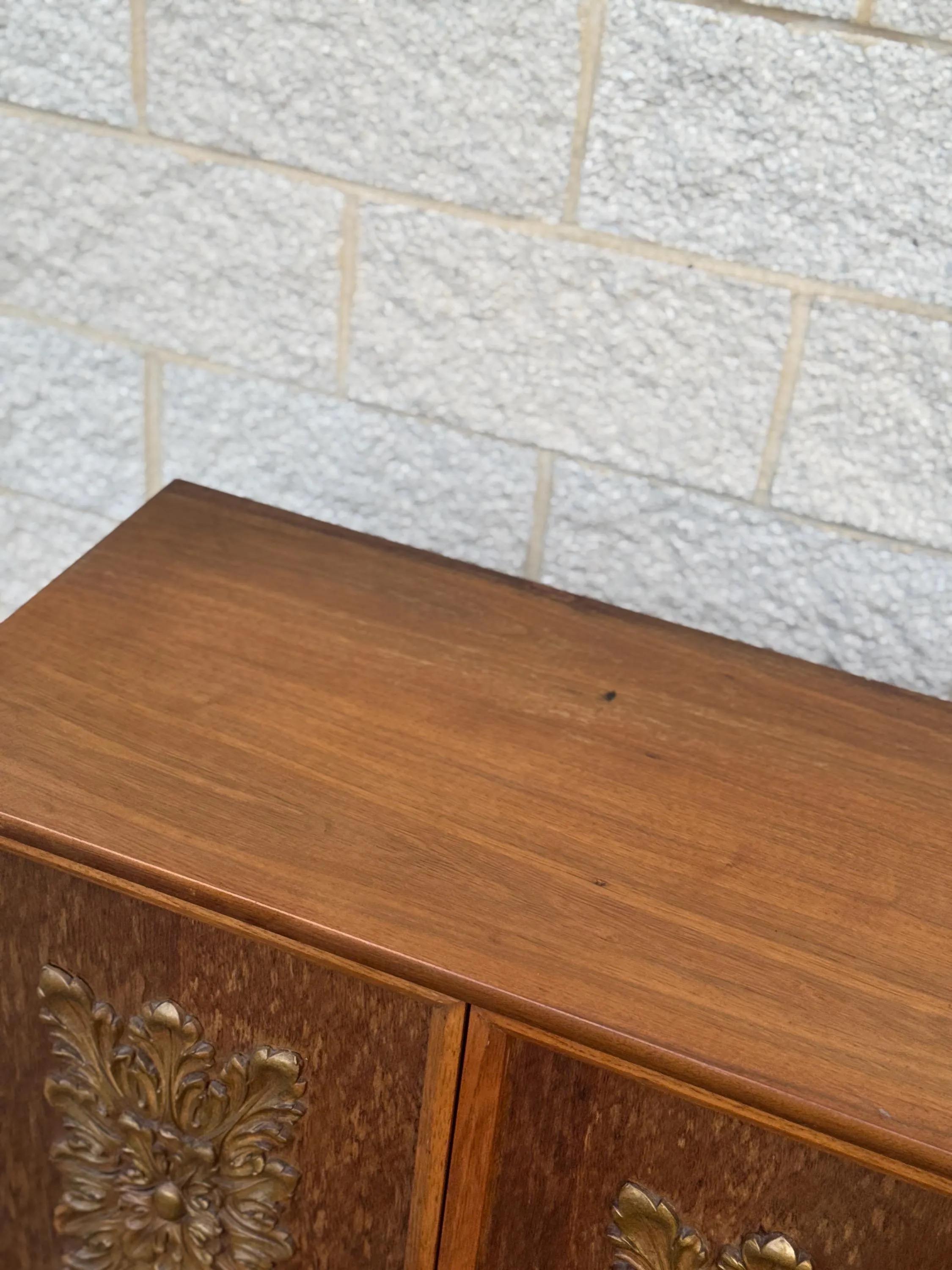 Americano Credenza scultorea in noce di metà secolo con porte decorative in vendita