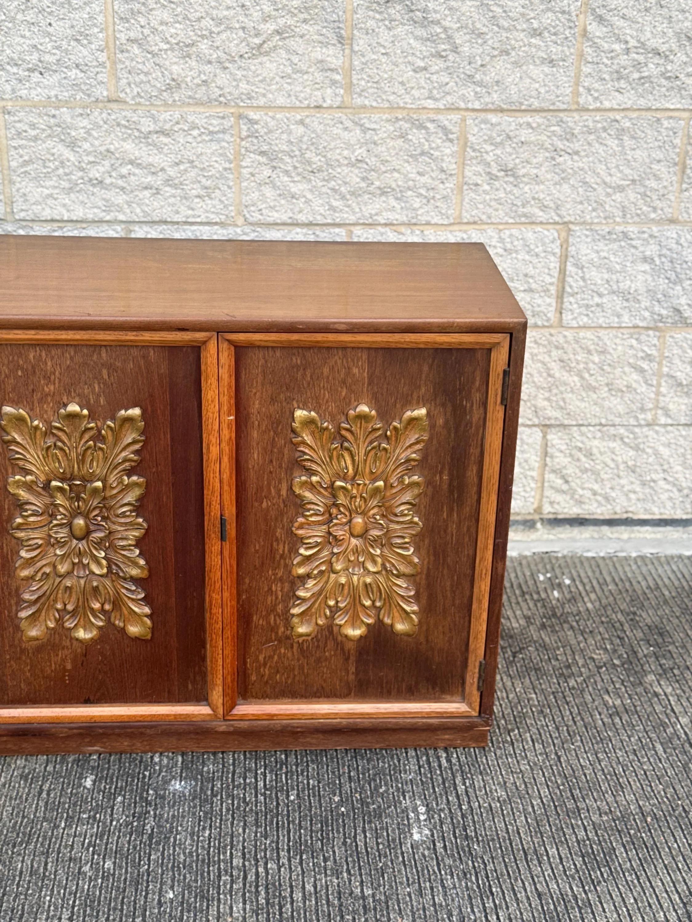 Credenza scultorea in noce di metà secolo con porte decorative In condizioni buone in vendita a Elkton, MD