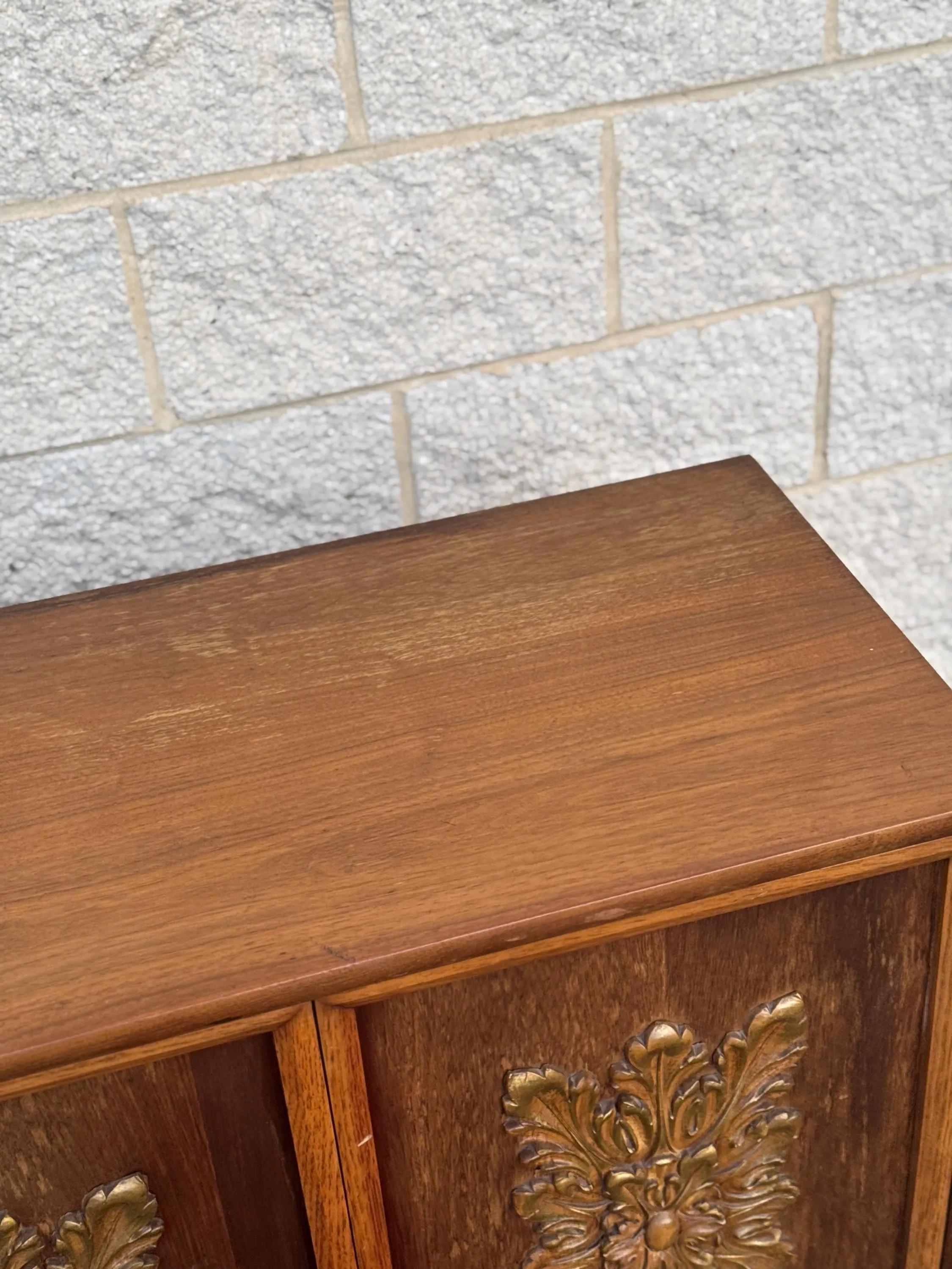 Fine XX secolo Credenza scultorea in noce di metà secolo con porte decorative in vendita