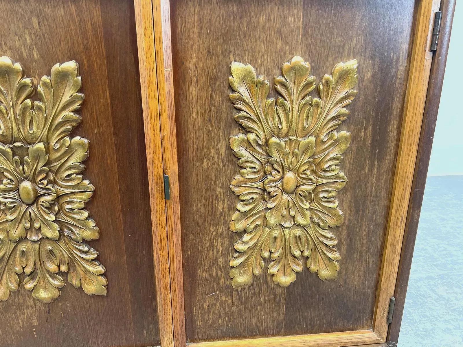 Noce Credenza scultorea in noce di metà secolo con porte decorative in vendita