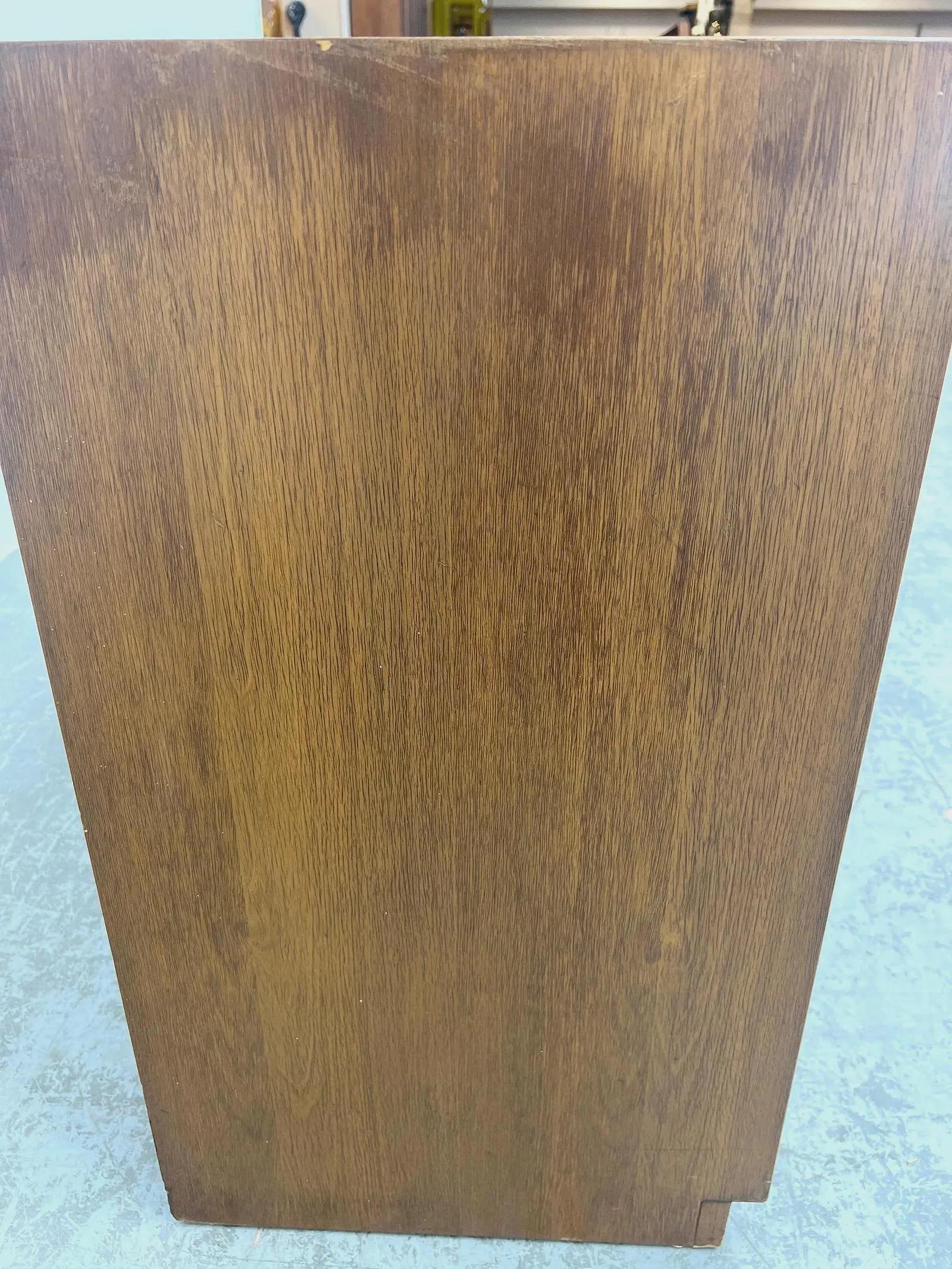 Credenza scultorea in noce di metà secolo con porte decorative in vendita 1