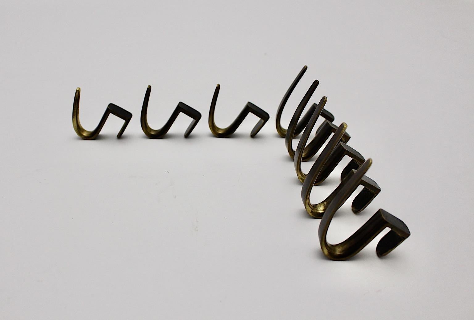 Mid Century Modern Vintage Set of Eight Brass Hooks Carl Auböck 1950s Austria In Good Condition For Sale In Vienna, AT