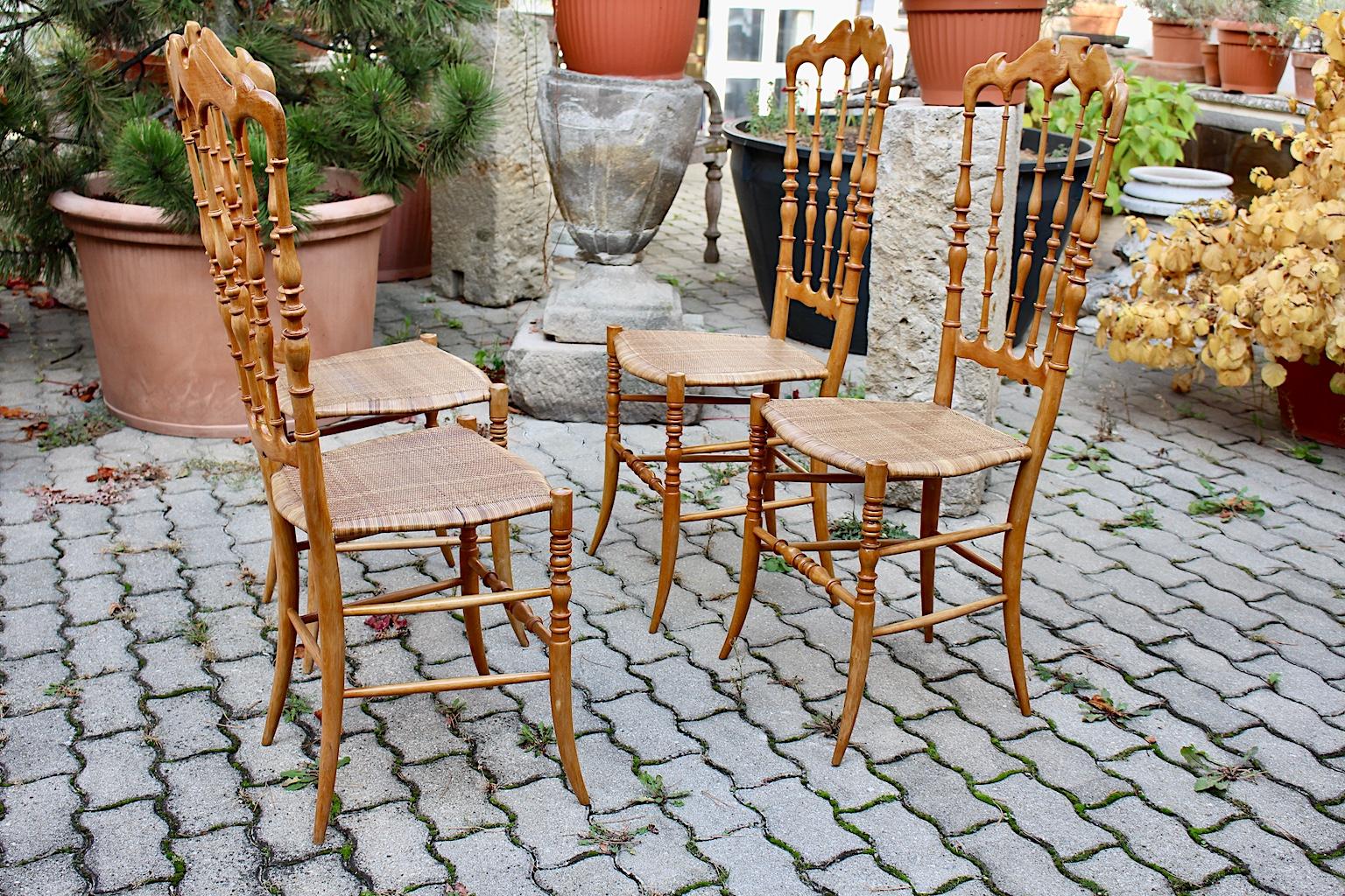 Set di quattro sedie da pranzo Chiavari in faggio, anni '50 in vendita 2