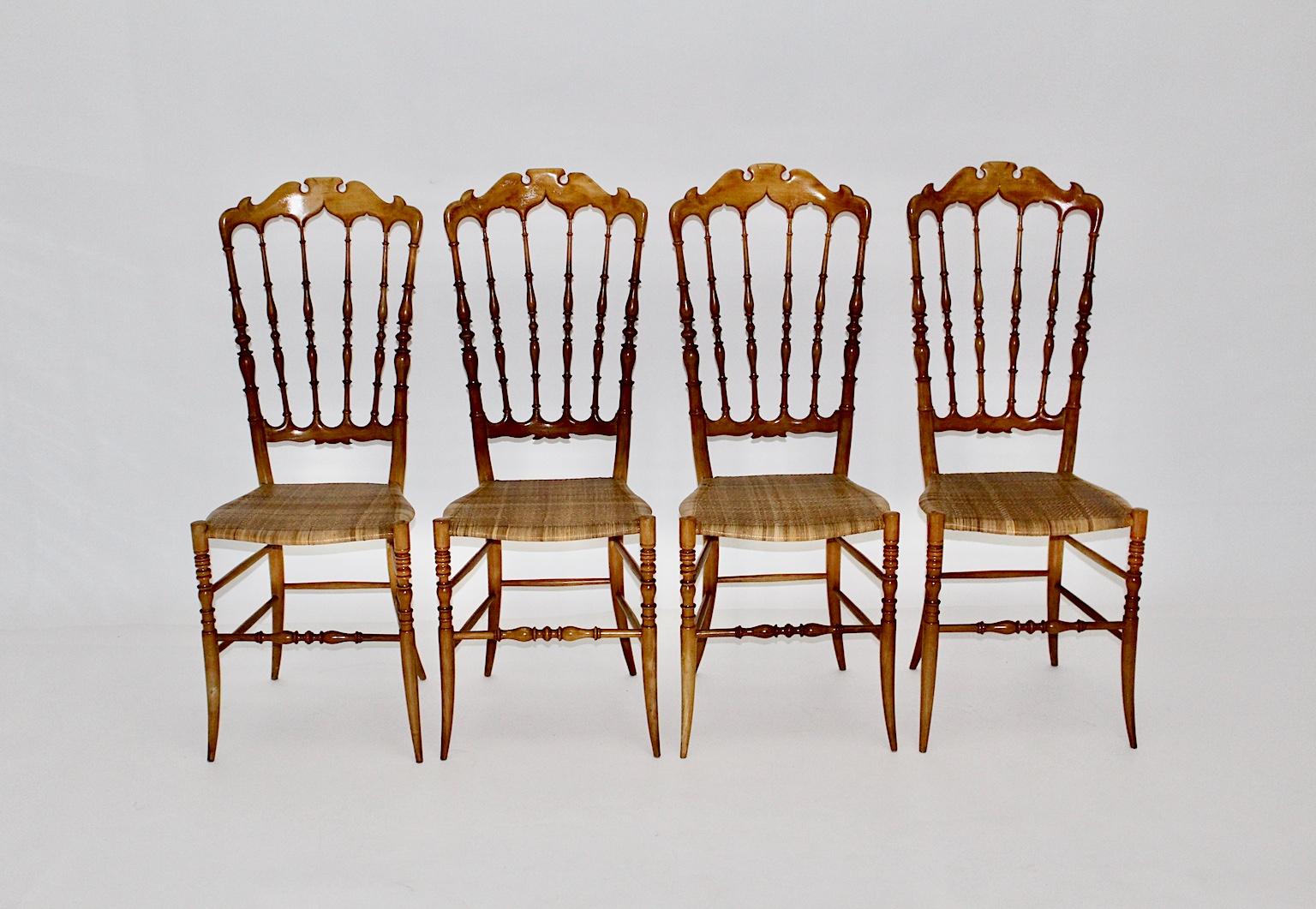 Mid Century Modern entzückende Satz von 4 Buche Esszimmerstühle / Stühle mit einer hohen Rückenlehne wurde in Italien von Chiavari, 1950er Jahre handgefertigt.
Die vier Esszimmerstühle haben ein gedrechseltes, naturlackiertes Gestell aus massiver