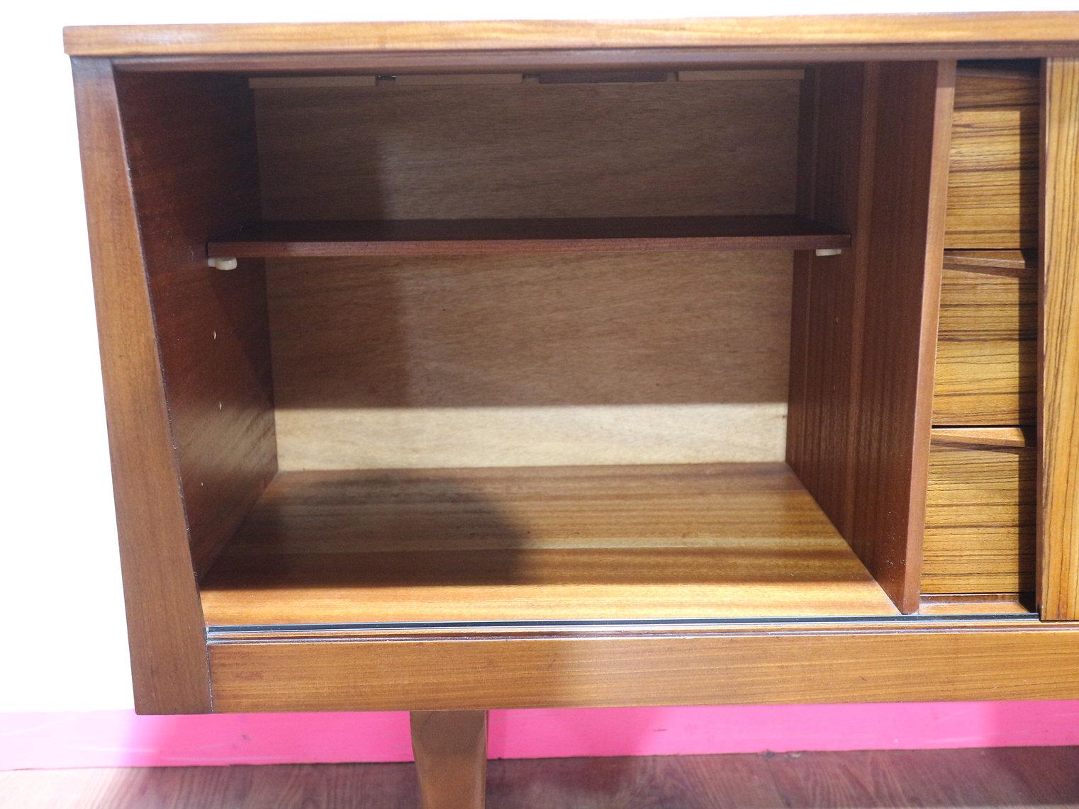 Entdecken Sie die zeitlose Eleganz dieser atemberaubenden Afromosia-Credenza des britischen Möbelherstellers Elliots of Newbury bei Mid Century Traders. Mit seiner fesselnden Maserung und dem dänischen Stil bietet dieses Stück nicht nur viel