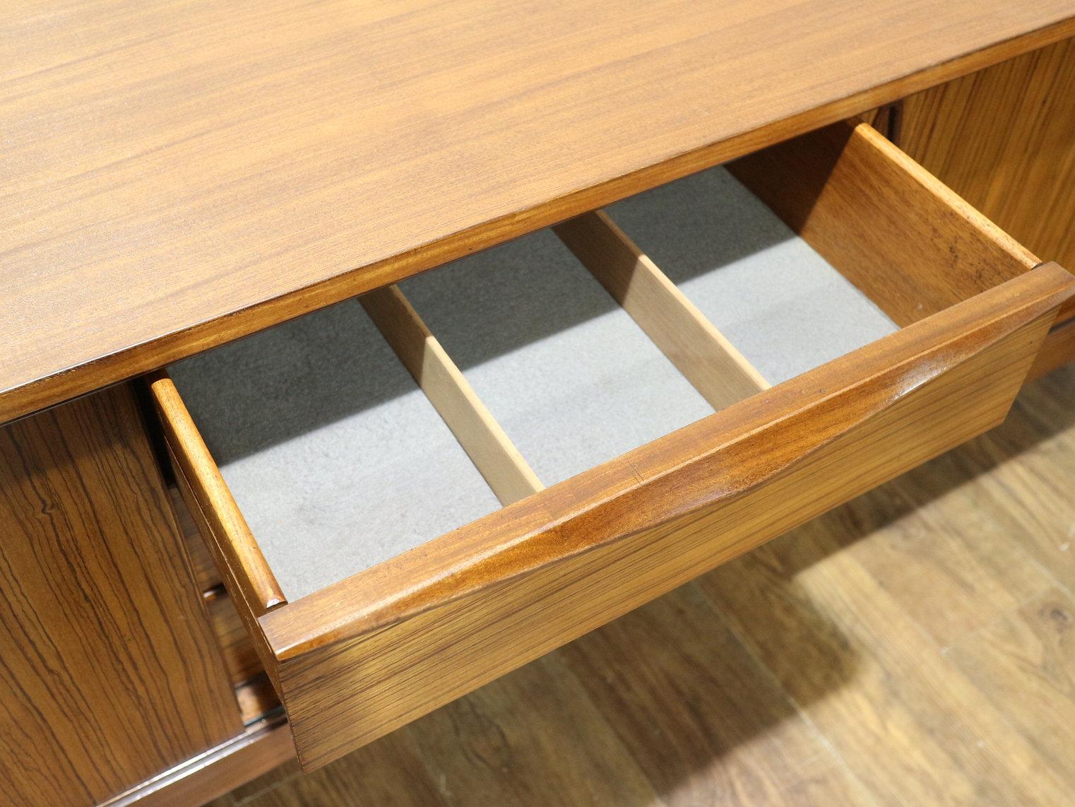 Mid Century Modern Vintage Sideboard Credenza von Elliots of Newbury Dänischer Stil (Britisch)