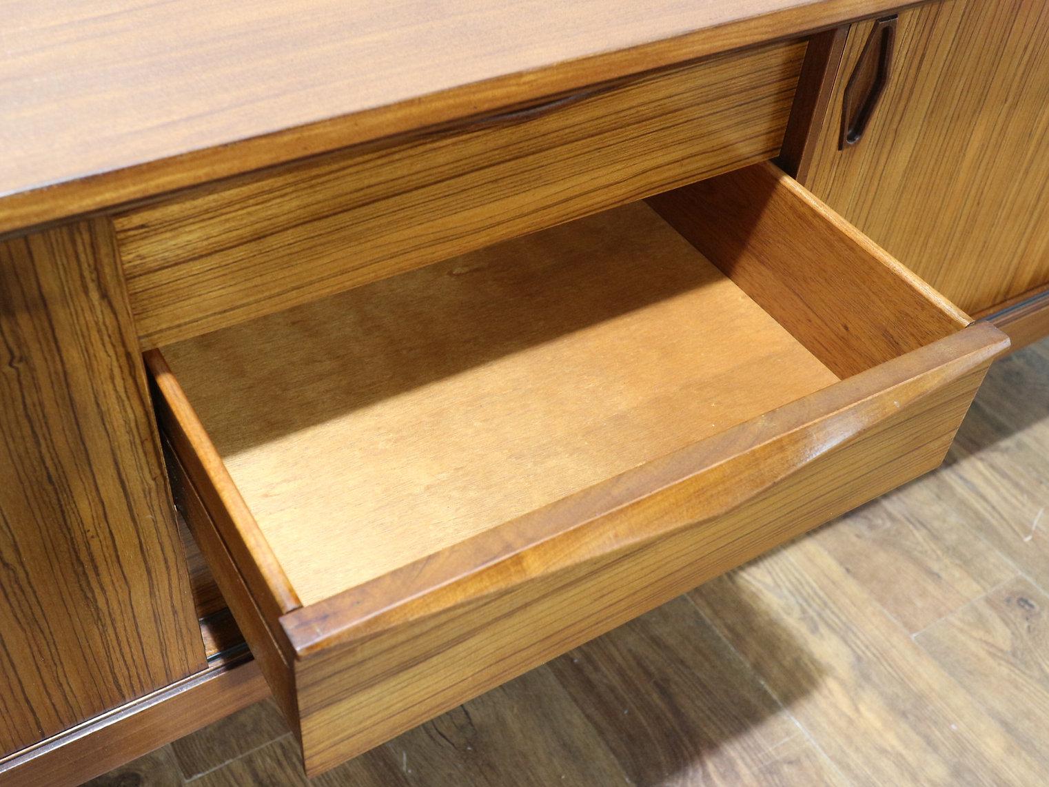 Mid Century Modern Vintage Sideboard Credenza von Elliots of Newbury Dänischer Stil im Zustand „Gut“ in Los Angeles, CA