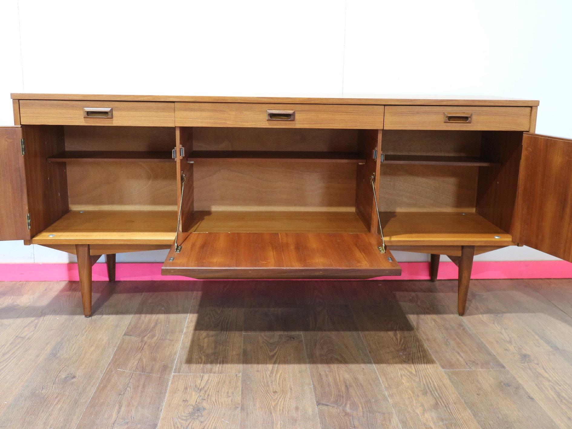 Credenza credenza d'epoca moderna di metà secolo di Elliots of Newbury in stile danese In condizioni buone in vendita a Los Angeles, CA