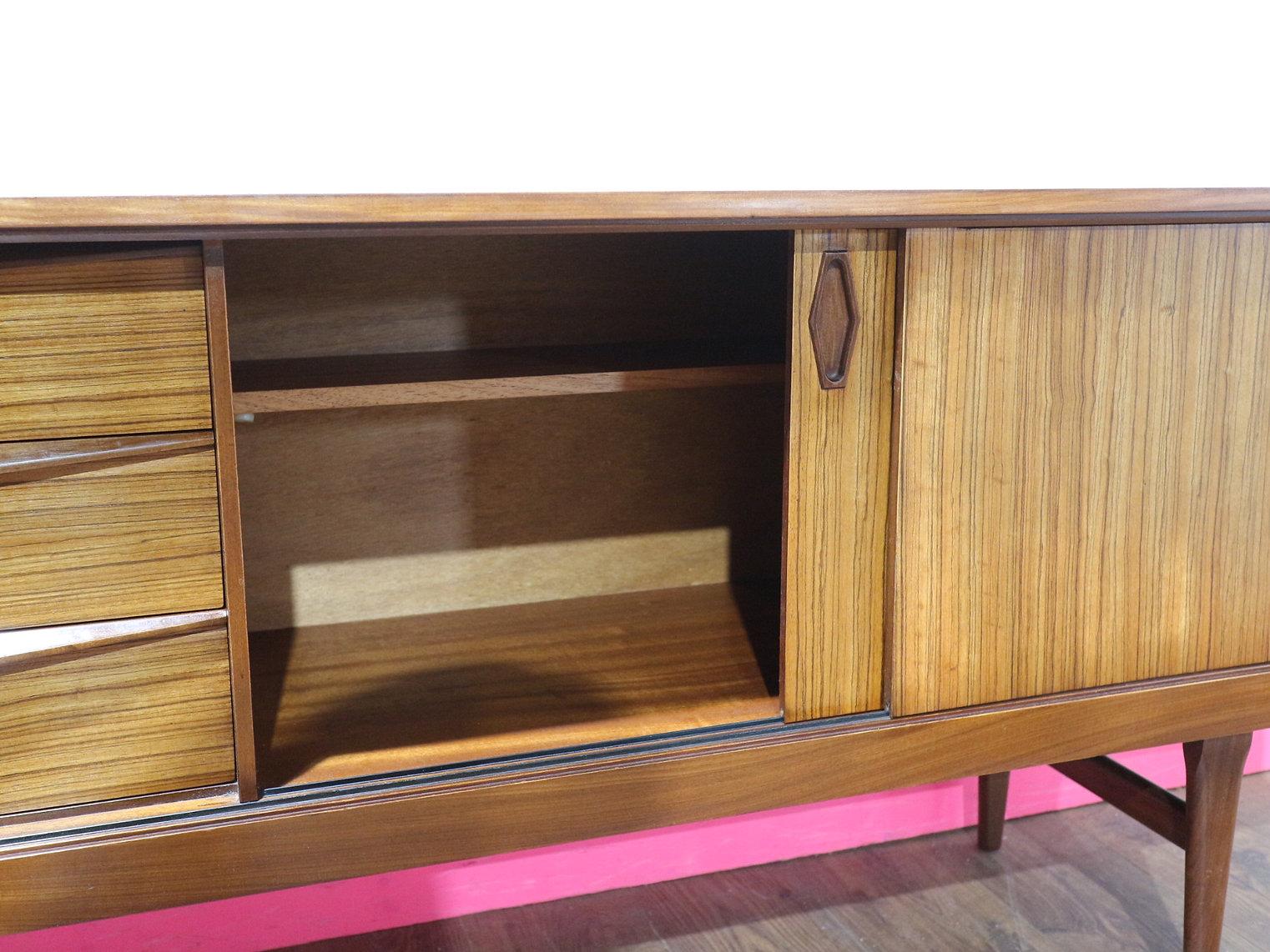 Mid Century Modern Vintage Sideboard Credenza von Elliots of Newbury Dänischer Stil (20. Jahrhundert)