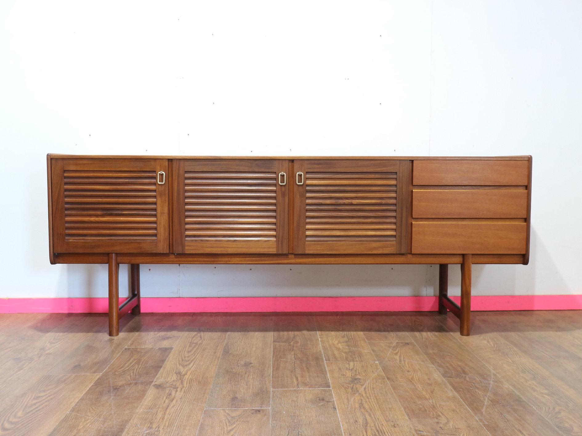 Discover timeless elegance with our Mid Century Modern Vintage Sideboard Credenza by Mcintosh, available at Mid Century Traders. This gorgeous sideboard features beautiful louvre doors and is crafted by the renowned Scottish furniture maker