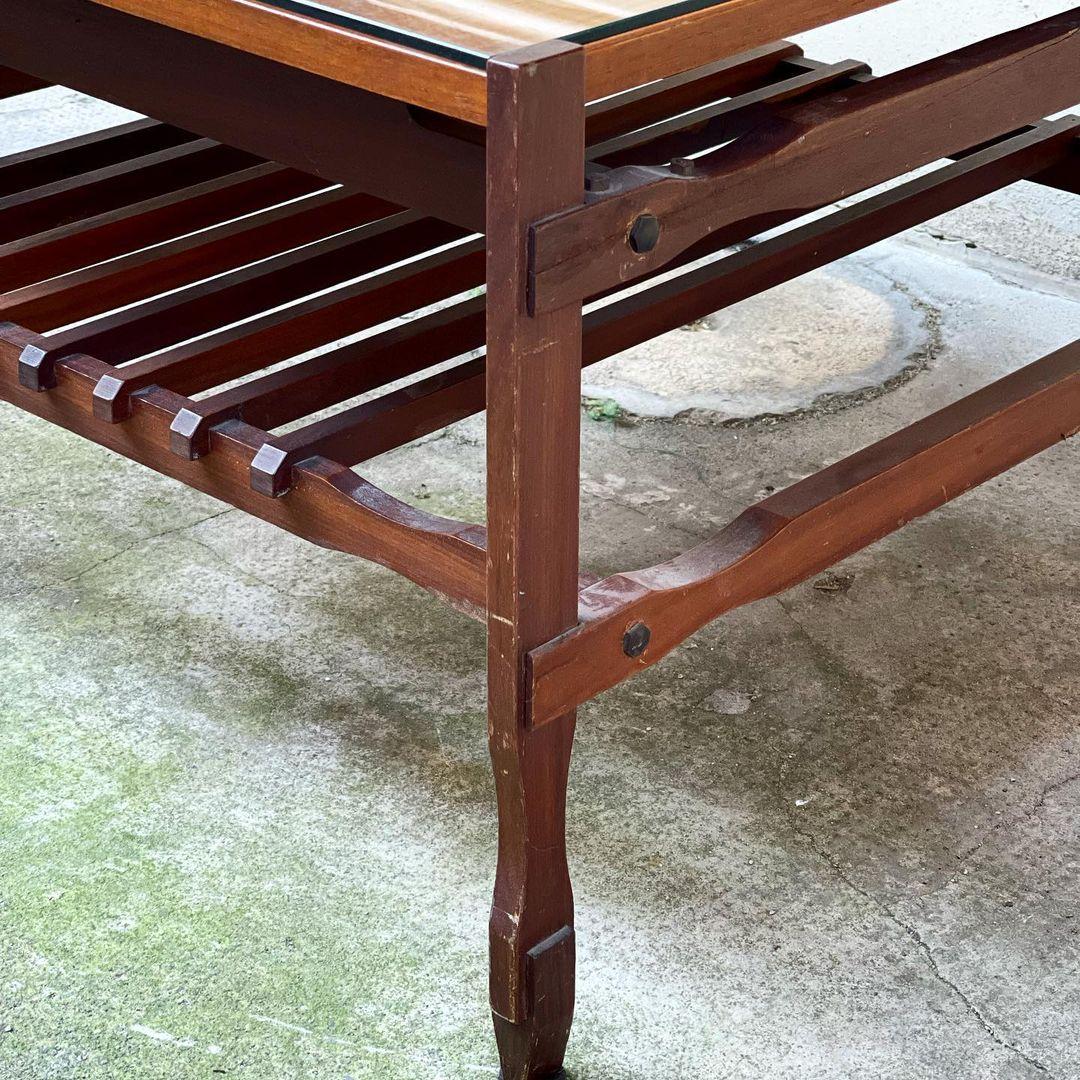 Mid-Century Modern Table d'appoint carrée moderne du milieu du siècle dernier en bois avec plateau en verre en vente
