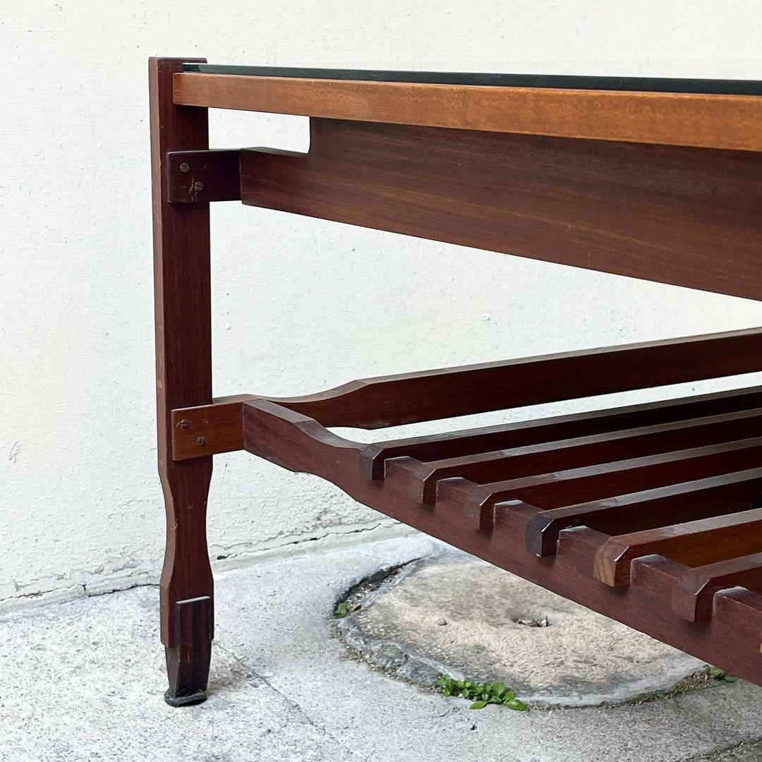 italien Table d'appoint carrée moderne du milieu du siècle dernier en bois avec plateau en verre en vente
