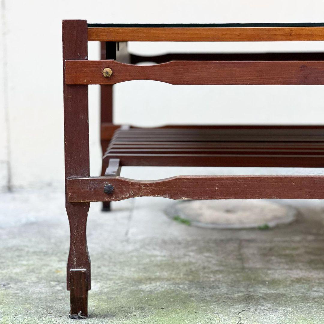 Table d'appoint carrée moderne du milieu du siècle dernier en bois avec plateau en verre Bon état - En vente à Milano, IT