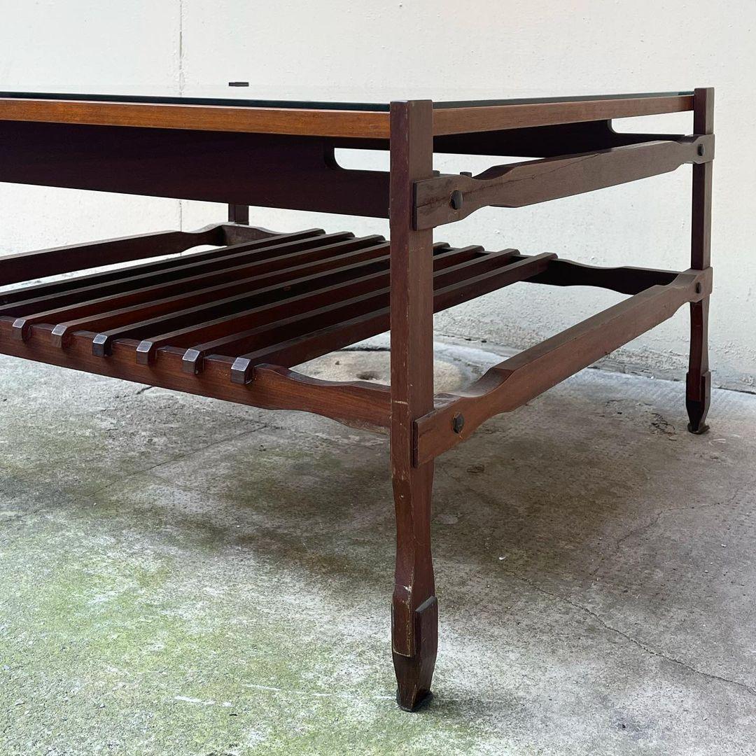 Verre Table d'appoint carrée moderne du milieu du siècle dernier en bois avec plateau en verre en vente