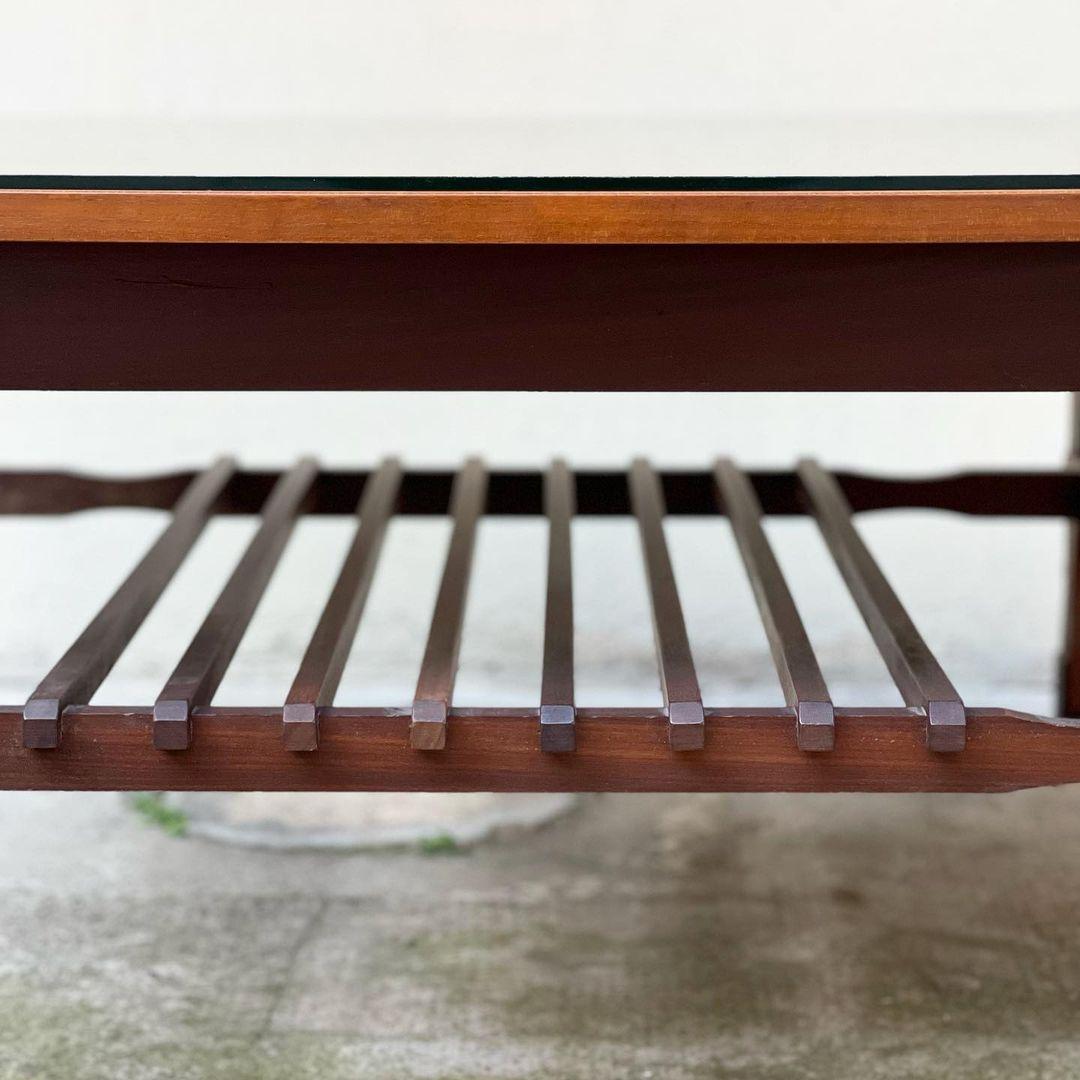 Table d'appoint carrée moderne du milieu du siècle dernier en bois avec plateau en verre en vente 1