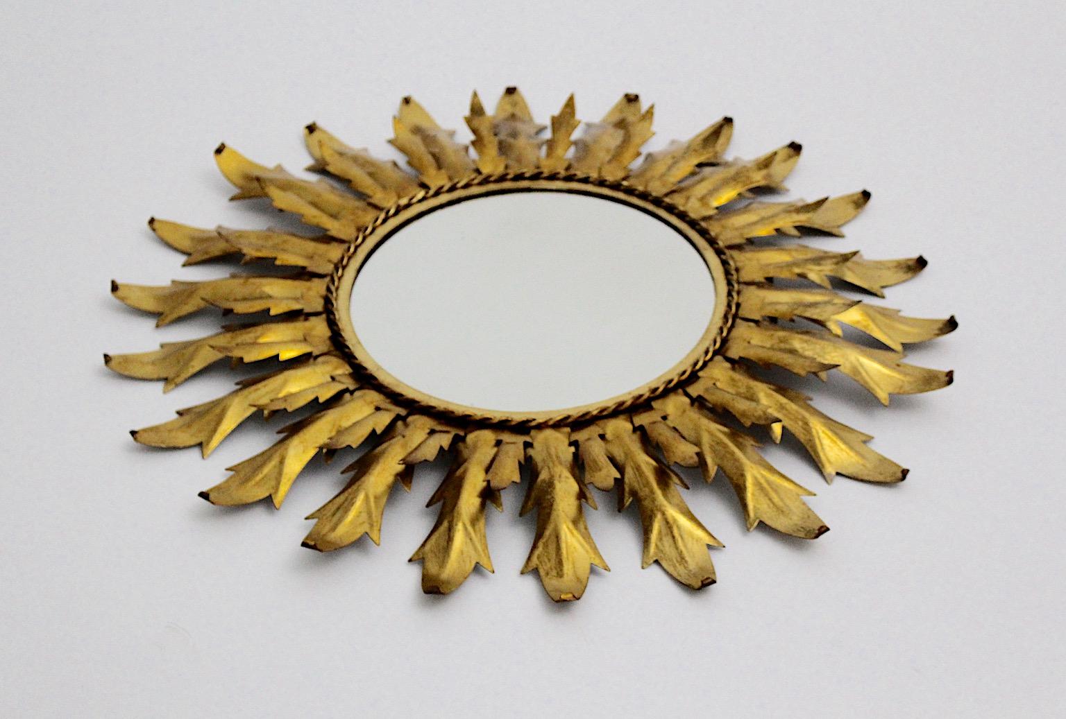 Mid Century Modern Vintage Sunburst Golden Metal Wall Mirror 1960s Italy In Good Condition For Sale In Vienna, AT