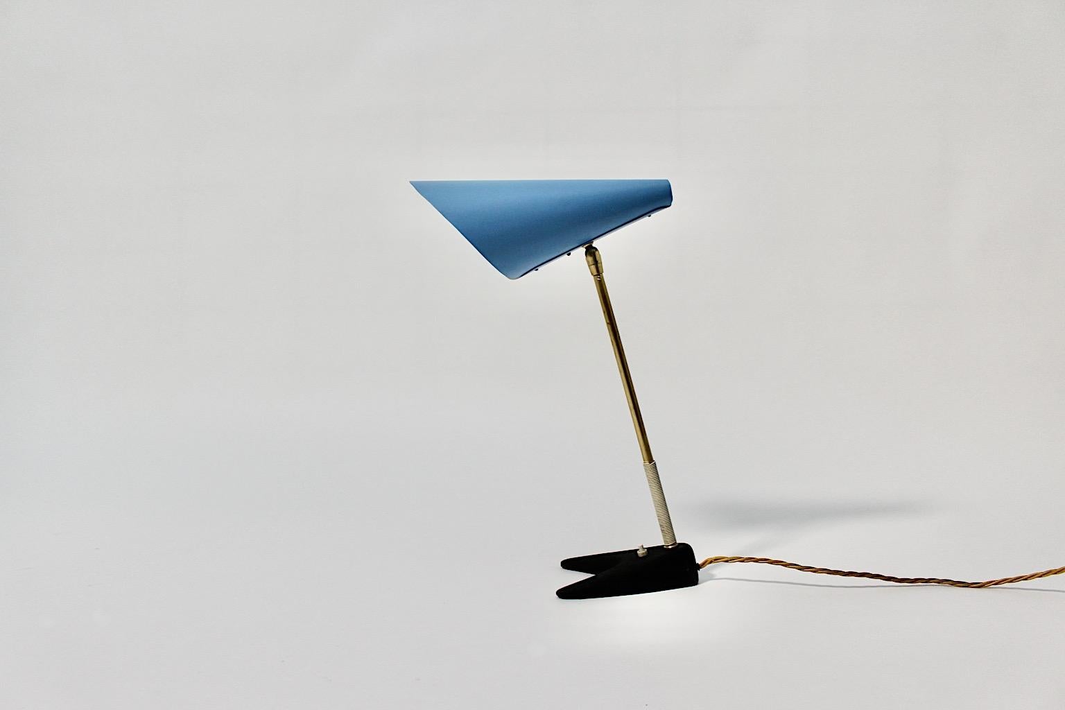 Mid-Century Modern Vintage Tischlampe  Kalmar aus Messing in Blau und Schwarz, Wiener Metall (Moderne der Mitte des Jahrhunderts) im Angebot