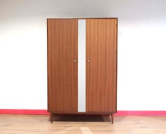 Armario de teca vintage moderno de mediados de siglo de estilo danés Meredew