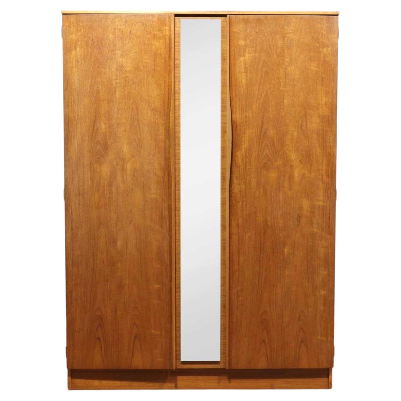 Armadio vintage in teak in stile Mid-Century Modern con specchio di Austinsuite
