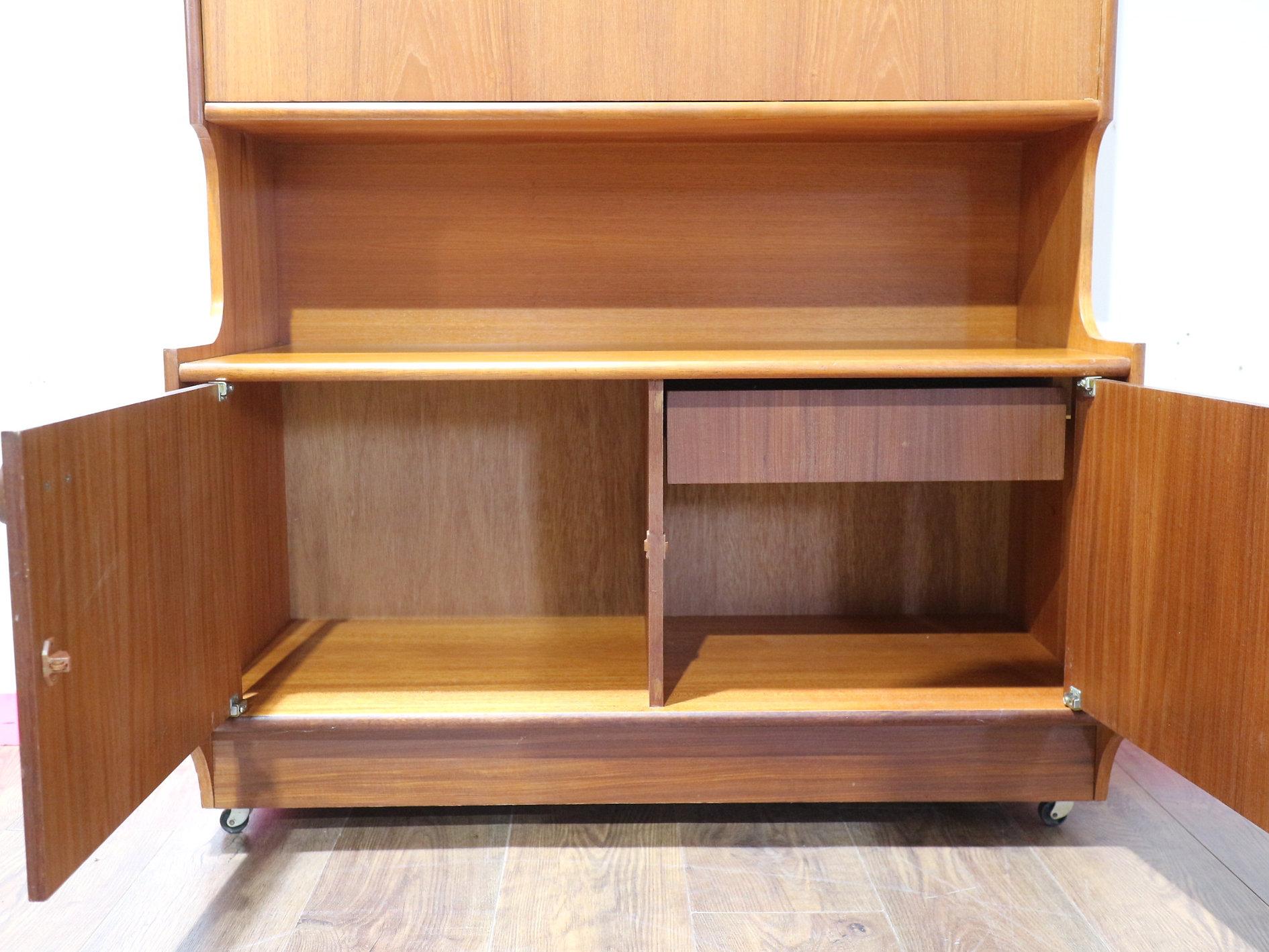 Teak Libreria in teak d'epoca del Medio Secolo Moderno, espositore per porcellana, mobile in legno di porto in vendita