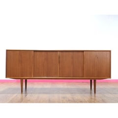 Aparador Credenza danesa de teca de mediados del siglo XX de Axel Christensen
