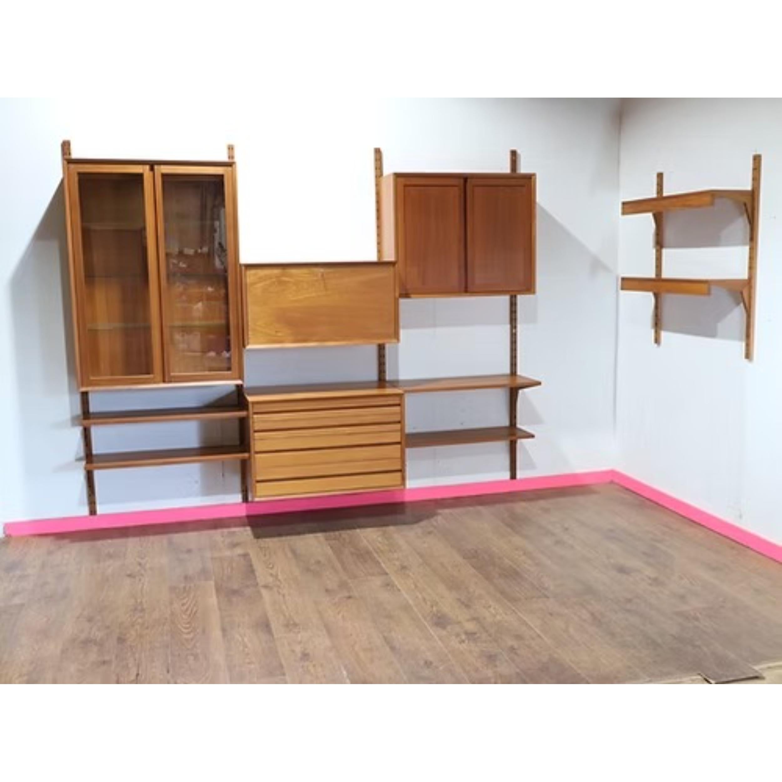 Entdecken Sie die zeitlose Eleganz des Mid Century Modern Vintage Teak Cado Wall Hanging System, ein dänisches Wandregalsystem, das von Poul Cadovius entworfen und von seiner Firma Cado in den 1960er Jahren hergestellt wurde. Dieses Stück ist ein