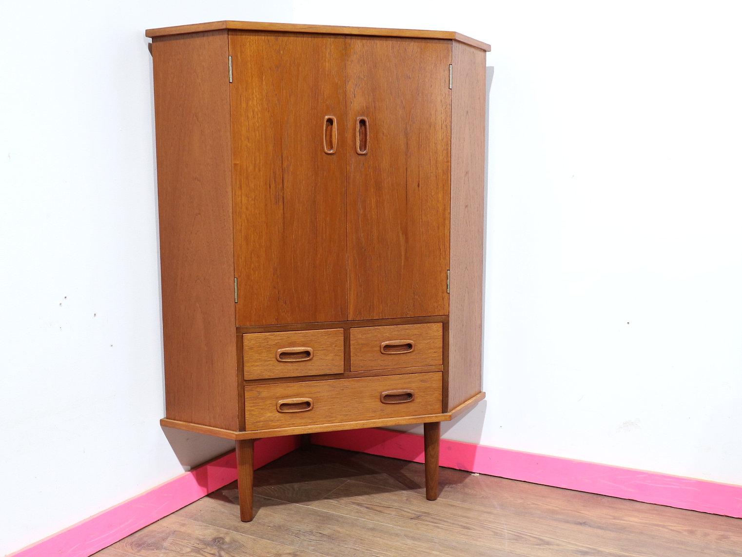 Mid Century Modern Vintage Teak Corner Bar Cocktail Cabinet Danish Style In Good Condition In Los Angeles, CA