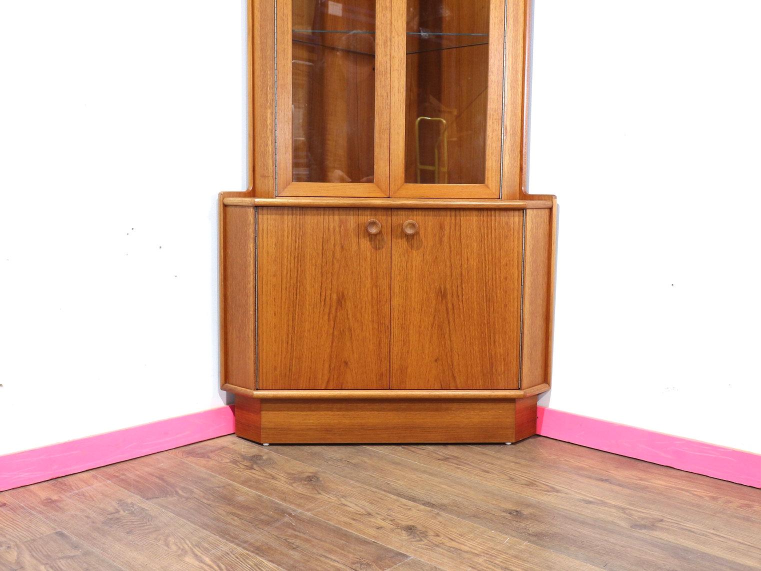 Eleva i tuoi interni con questo splendido mobile angolare in teak vintage del Mid Century Modern, realizzato dal rinomato produttore di mobili britannico Turnidge Furniture of London. Realizzato con maestria in pregiato teak, questo pezzo offre una
