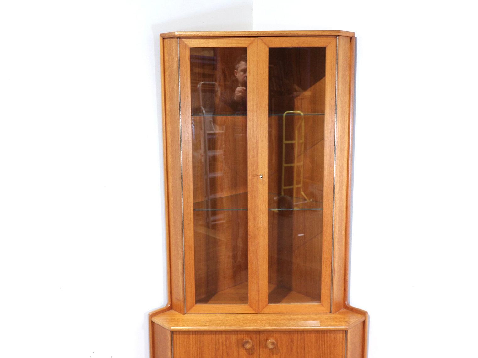 Britannico Armadietto angolare in teak d'epoca di Turnidge of London, metà del secolo scorso in vendita