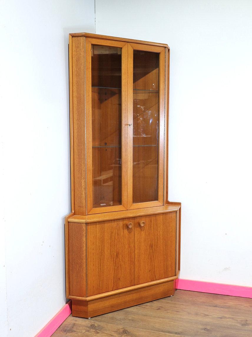Armadietto angolare in teak d'epoca di Turnidge of London, metà del secolo scorso In condizioni buone in vendita a Los Angeles, CA