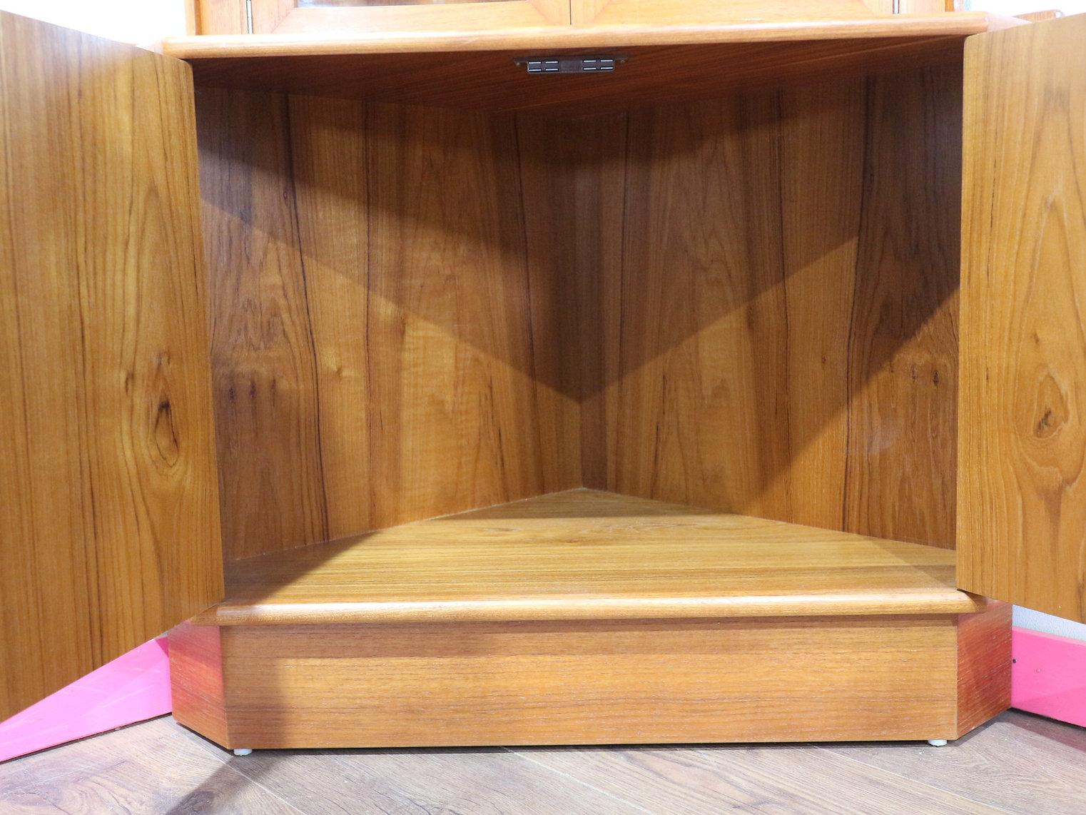 XX secolo Armadietto angolare in teak d'epoca di Turnidge of London, metà del secolo scorso in vendita