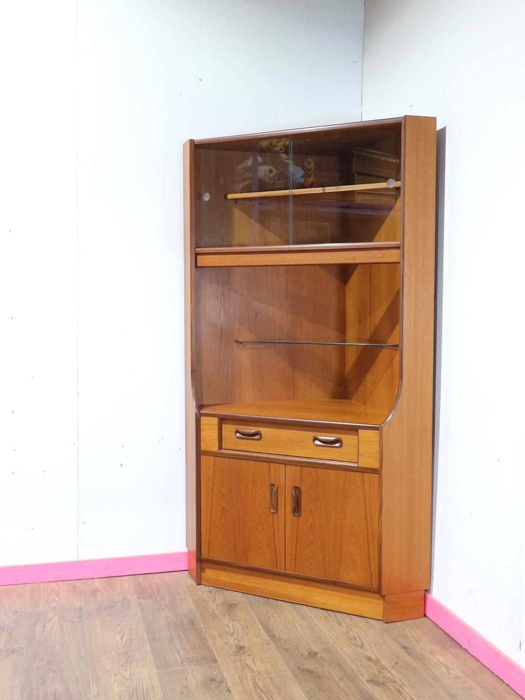 Der von der renommierten Möbelmanufaktur G-Plan gefertigte Mid Century Modern Vintage Teak Corner Display Cabinet von Gplan ist eine atemberaubende Ergänzung für jedes Zuhause. Mit seinem eleganten dänischen Stil passt er perfekt in jede Ecke und