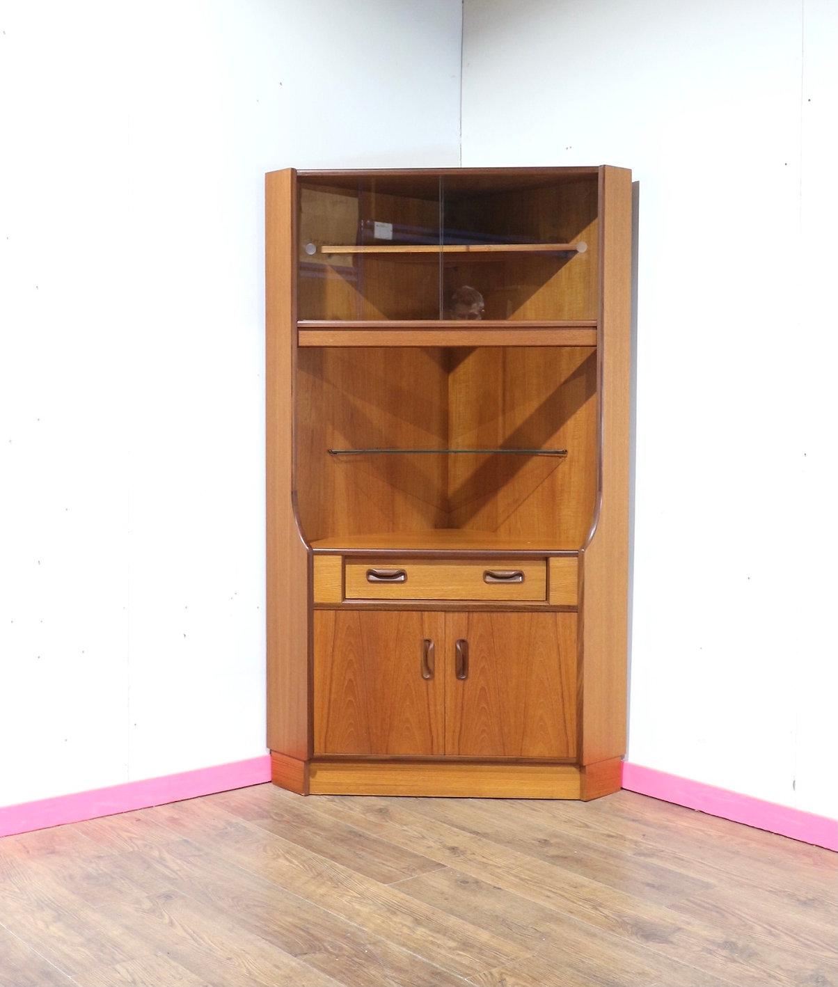 Mid Century Modernes Teakholz Eck-Porzellanschrank von G-Plan (Moderne der Mitte des Jahrhunderts) im Angebot