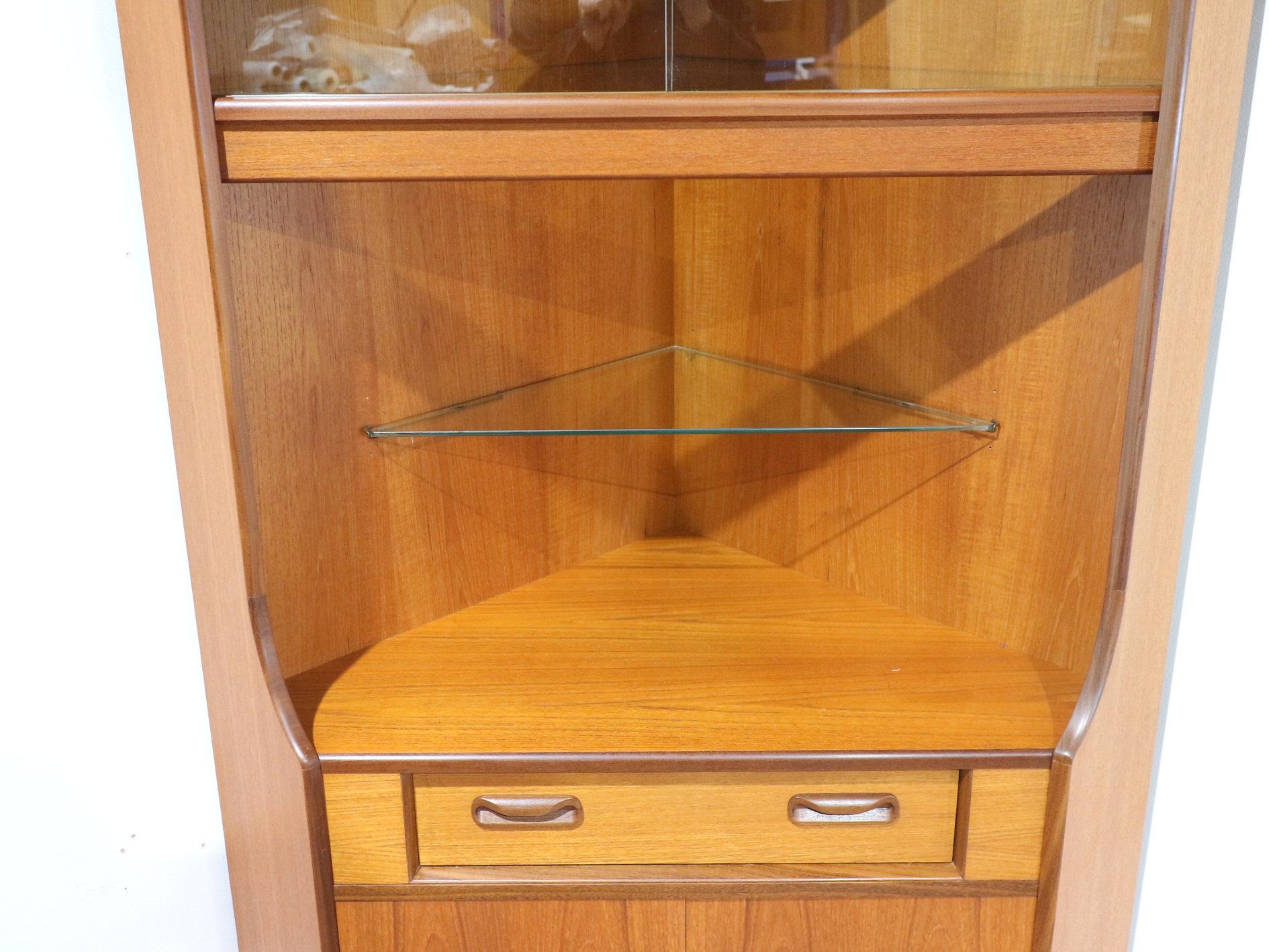 Mid Century Modernes Teakholz Eck-Porzellanschrank von G-Plan (Britisch) im Angebot