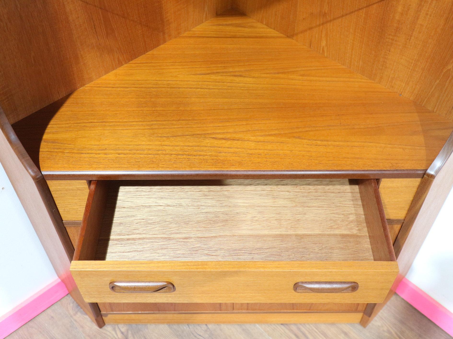 Mid Century Modernes Teakholz Eck-Porzellanschrank von G-Plan im Zustand „Gut“ im Angebot in Los Angeles, CA