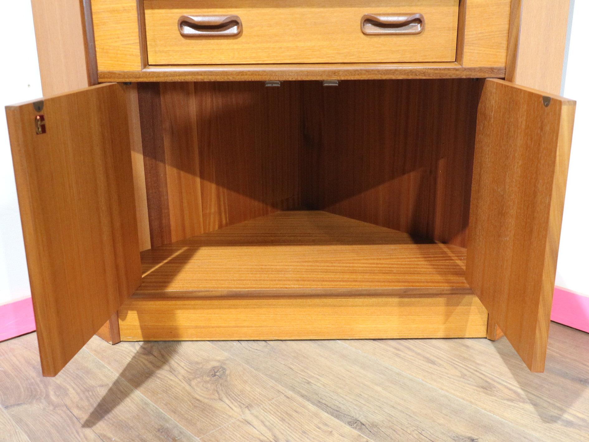 Mid Century Modernes Teakholz Eck-Porzellanschrank von G-Plan (20. Jahrhundert) im Angebot