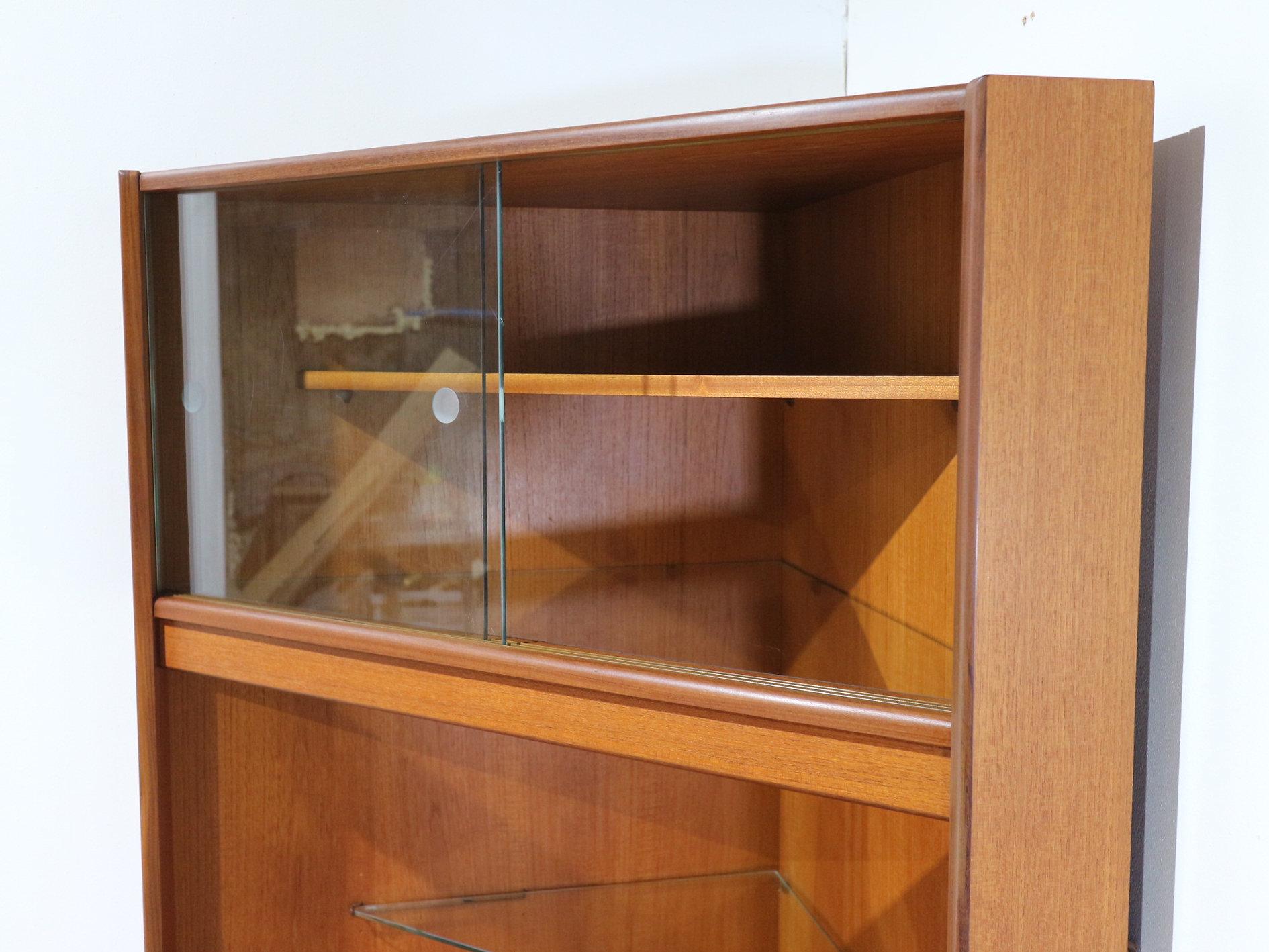 Mid Century Modernes Teakholz Eck-Porzellanschrank von G-Plan im Angebot 1