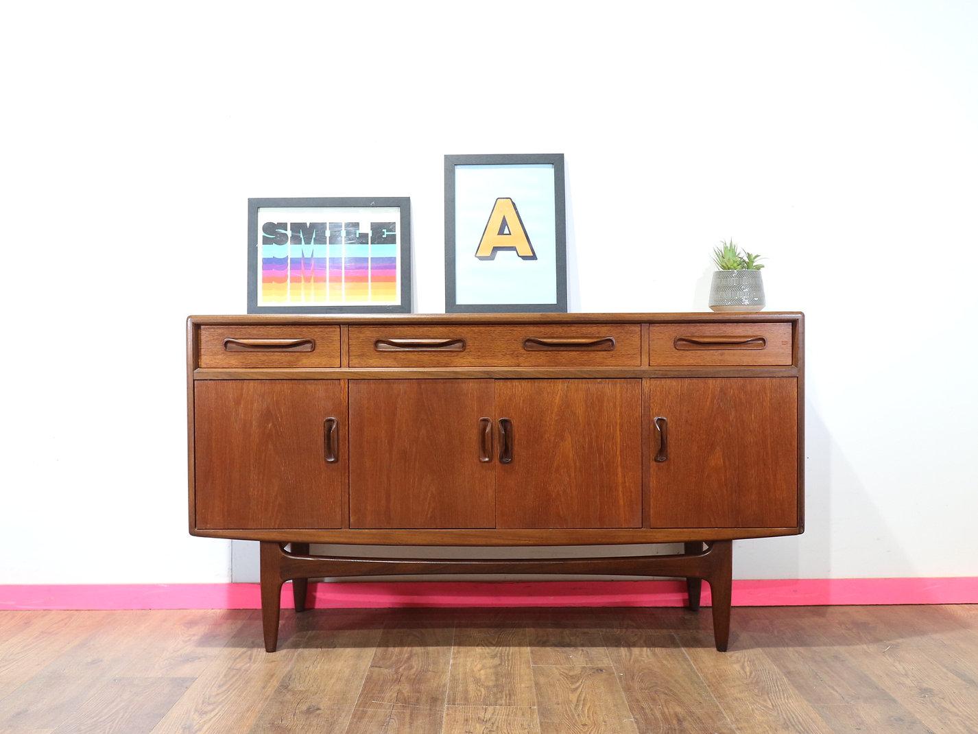 Mid Century Modern Vintage Teak Credenza Sideboard buffet by G Plan Danish Style In Good Condition In Los Angeles, CA