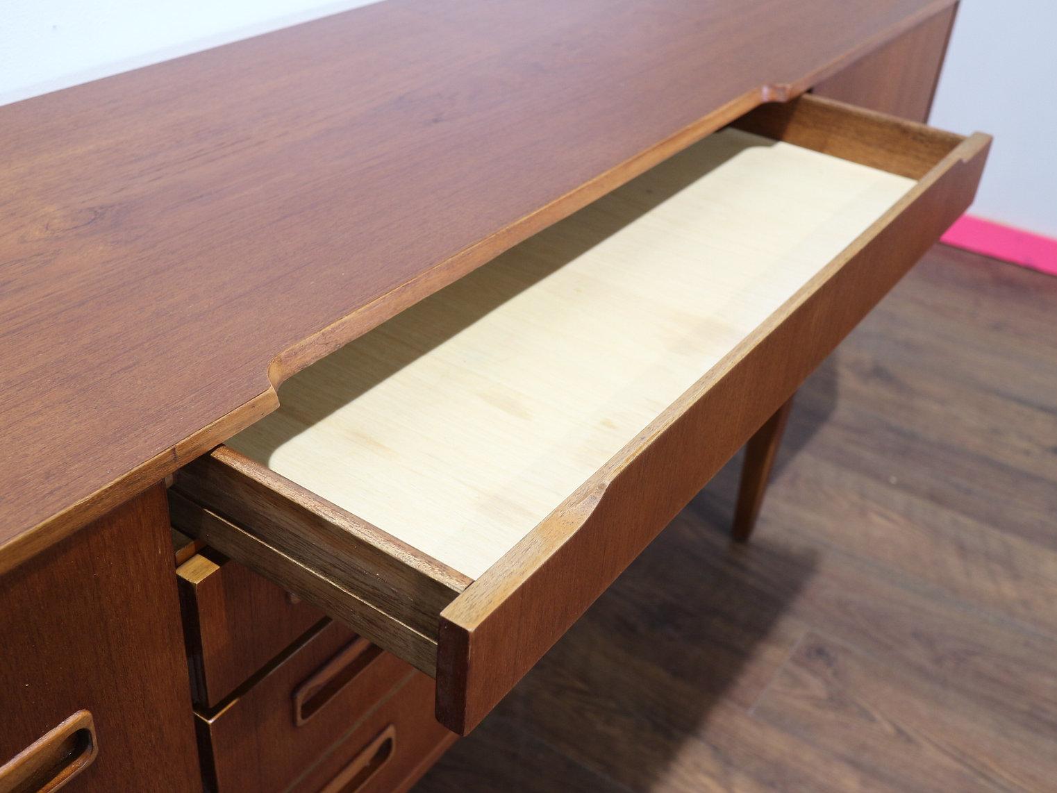 Aparador Credenza Vintage Mid Century Modern Teak de Beautility Danish Style siglo XX