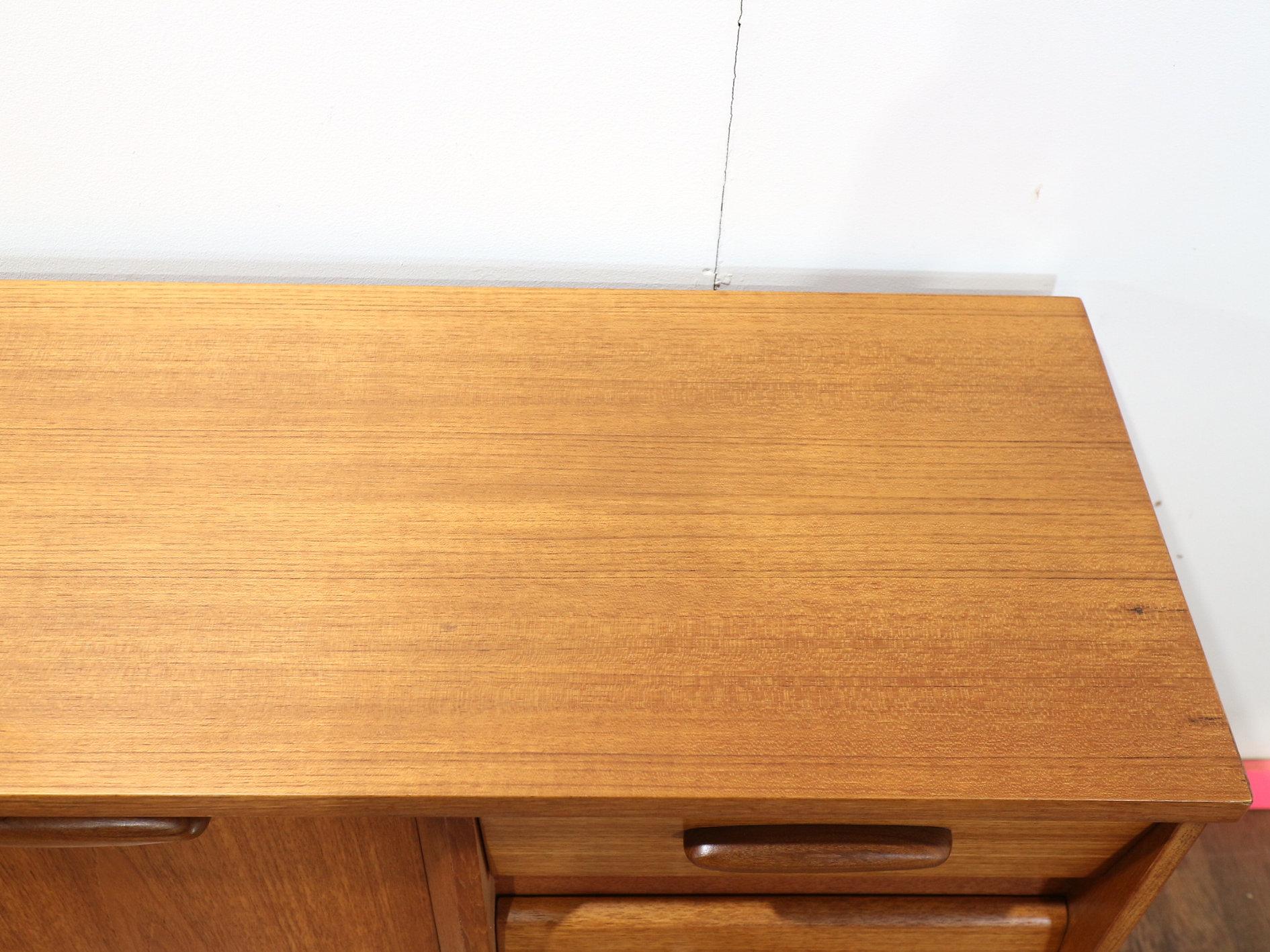 Credenza credenza in teak d'epoca del Medioevo Moderno di Jentique in stile danese in vendita 3