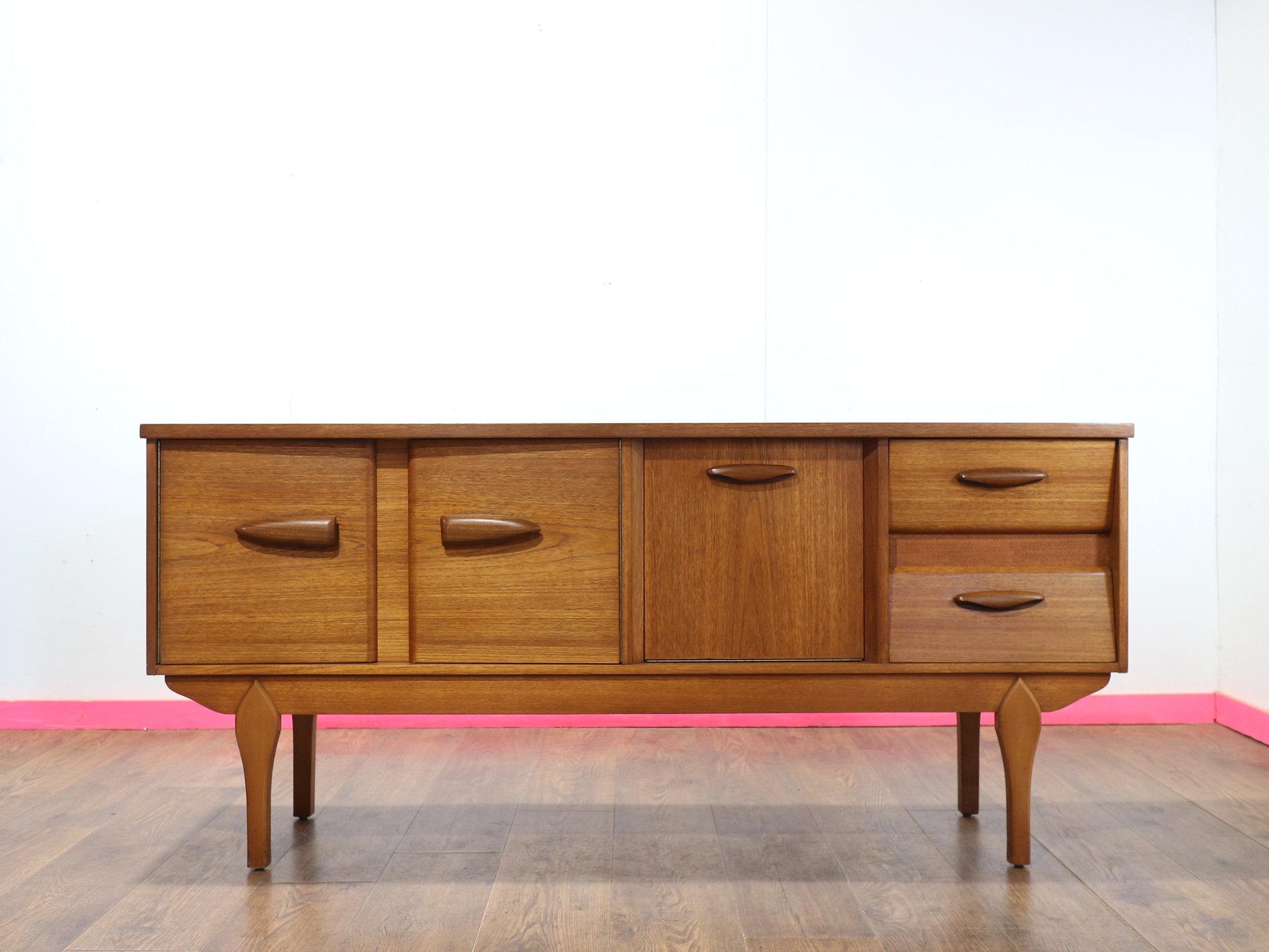 Credenza credenza in teak d'epoca del Medioevo Moderno di Jentique in stile danese in vendita 4