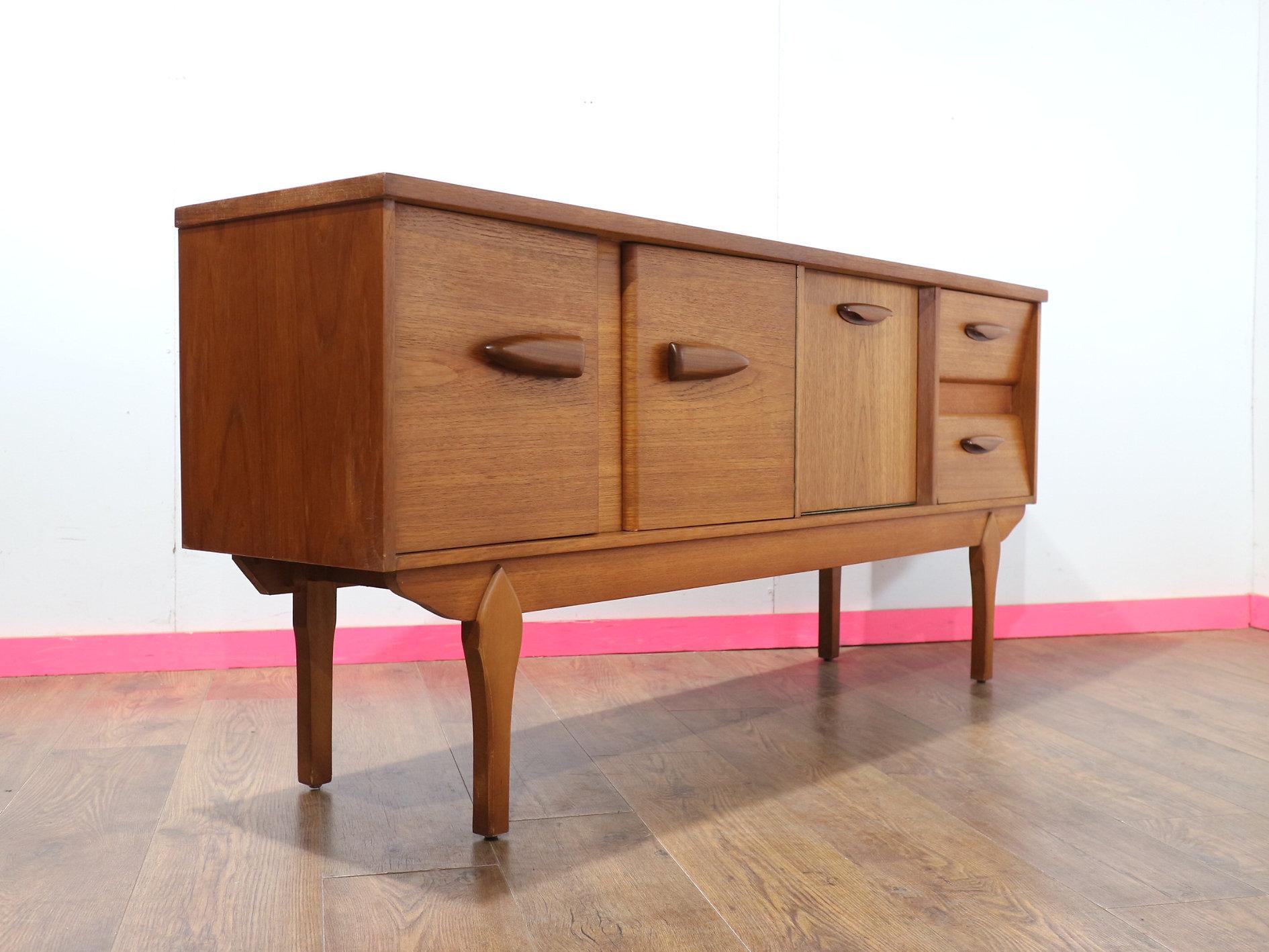 Mid-Century moderno Credenza credenza in teak d'epoca del Medioevo Moderno di Jentique in stile danese in vendita
