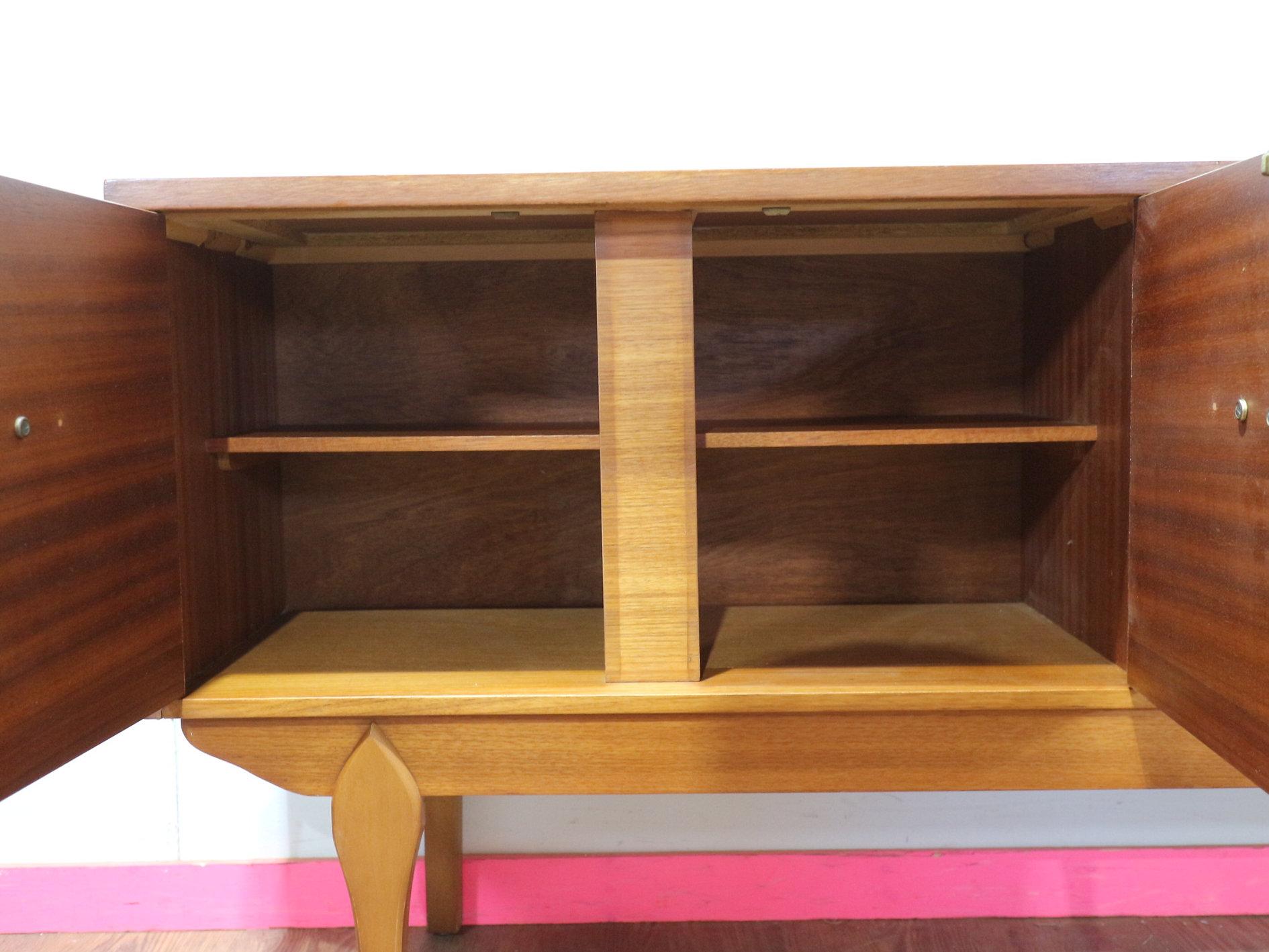 XX secolo Credenza credenza in teak d'epoca del Medioevo Moderno di Jentique in stile danese in vendita