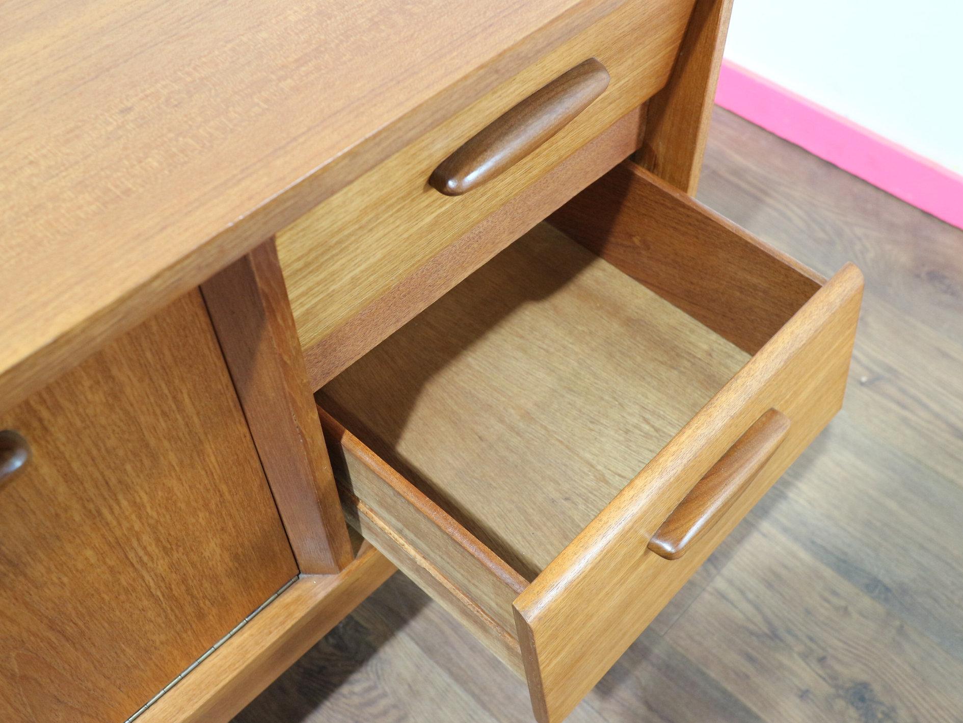 Teak Credenza credenza in teak d'epoca del Medioevo Moderno di Jentique in stile danese in vendita