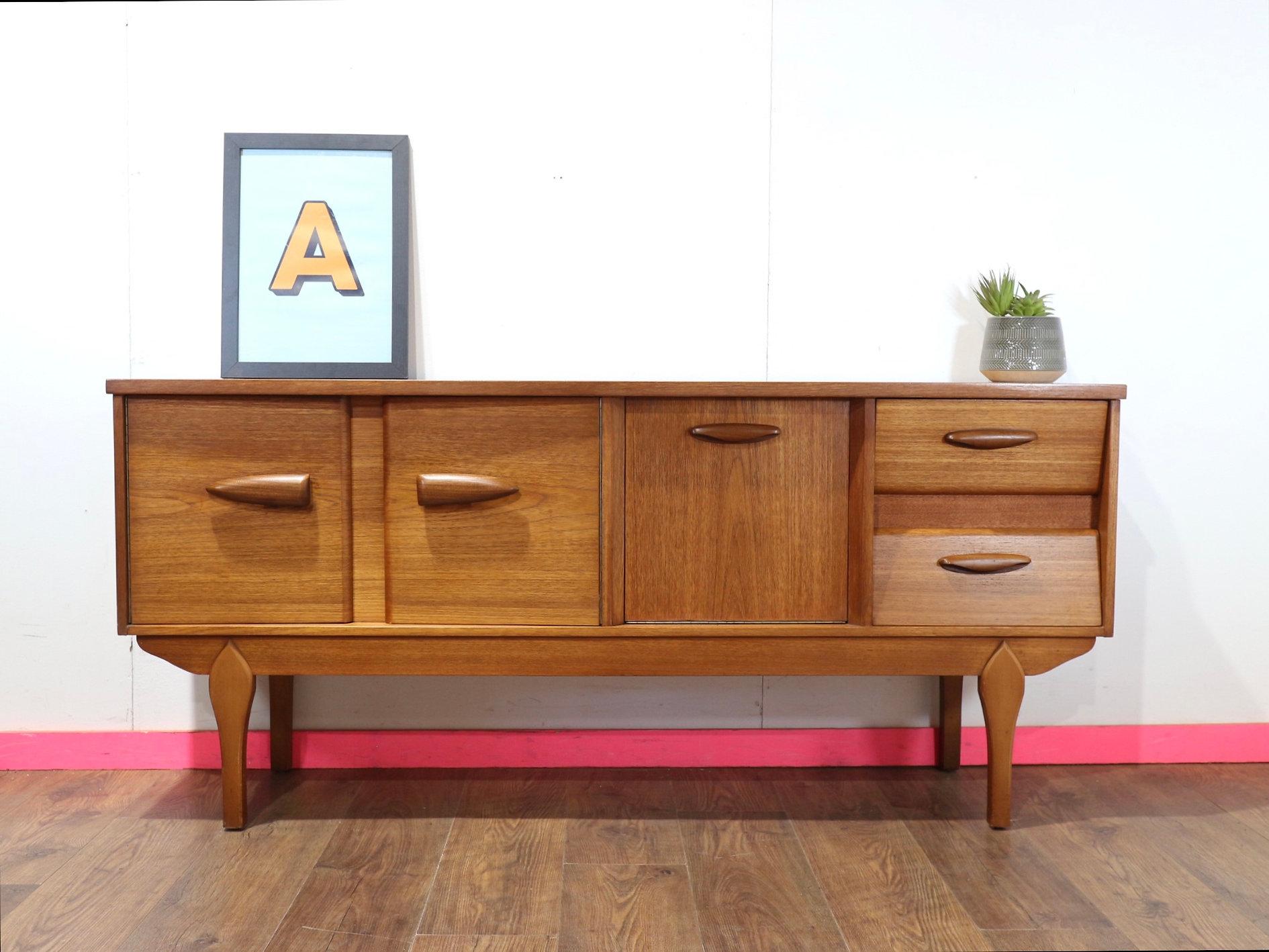 Credenza credenza in teak d'epoca del Medioevo Moderno di Jentique in stile danese in vendita 1