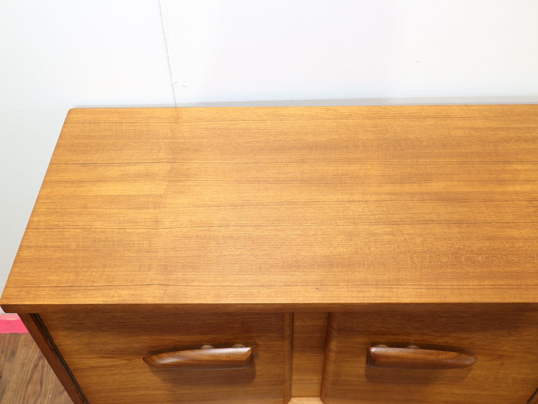 Credenza credenza in teak d'epoca del Medioevo Moderno di Jentique in stile danese in vendita 2