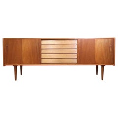 Credenza credenza in teak d'epoca del Mid Century Modern di Nils Jonsson in stile danese